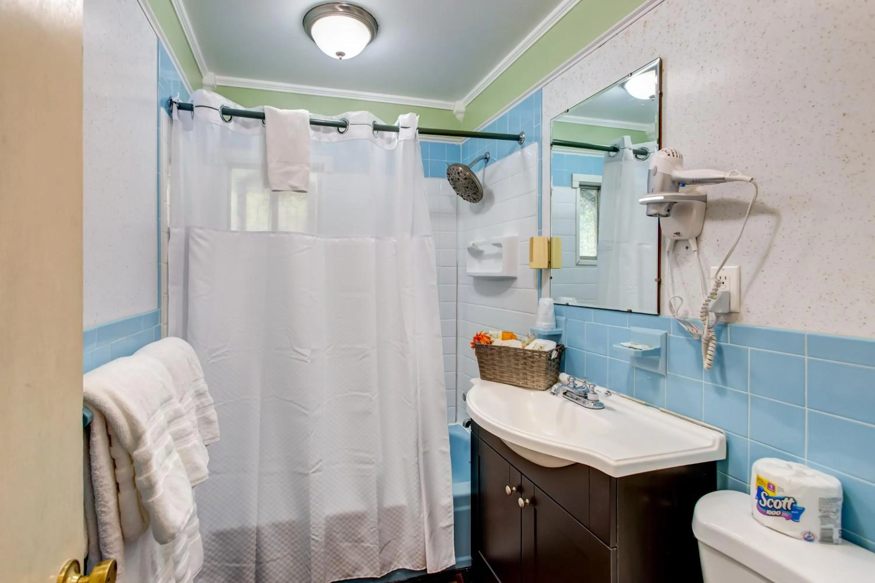 Starlite Motel & Suites