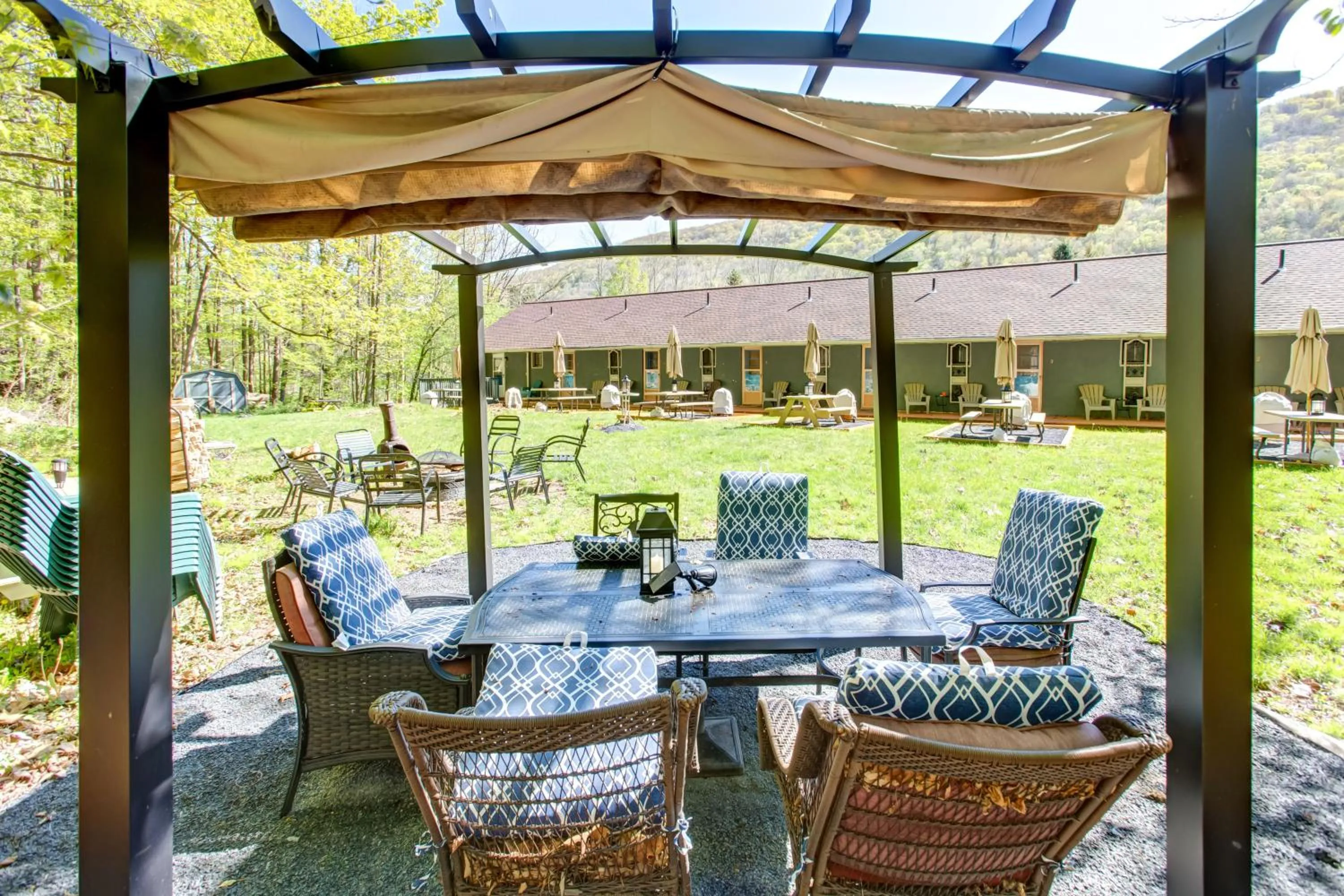 Starlite Motel & Suites