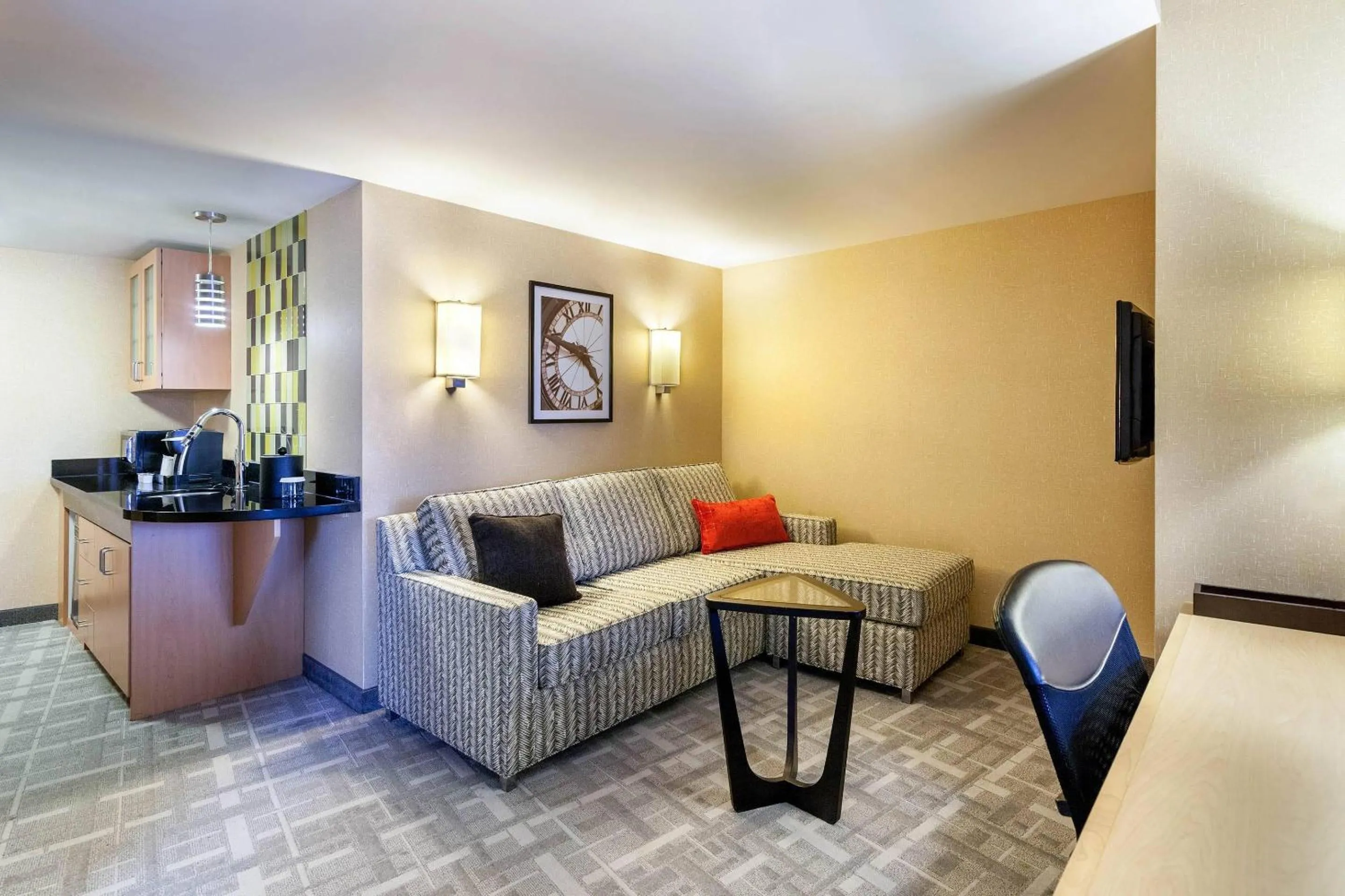 Living room in Cambria Hotel Pittsburgh - Downtown