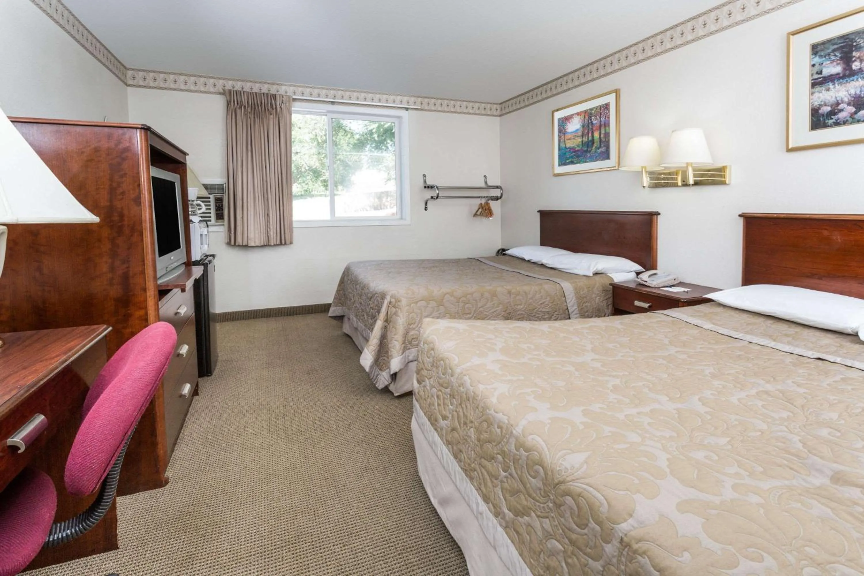 Photo of the whole room in Super 8 by Wyndham Colorado Springs/Chestnut Street