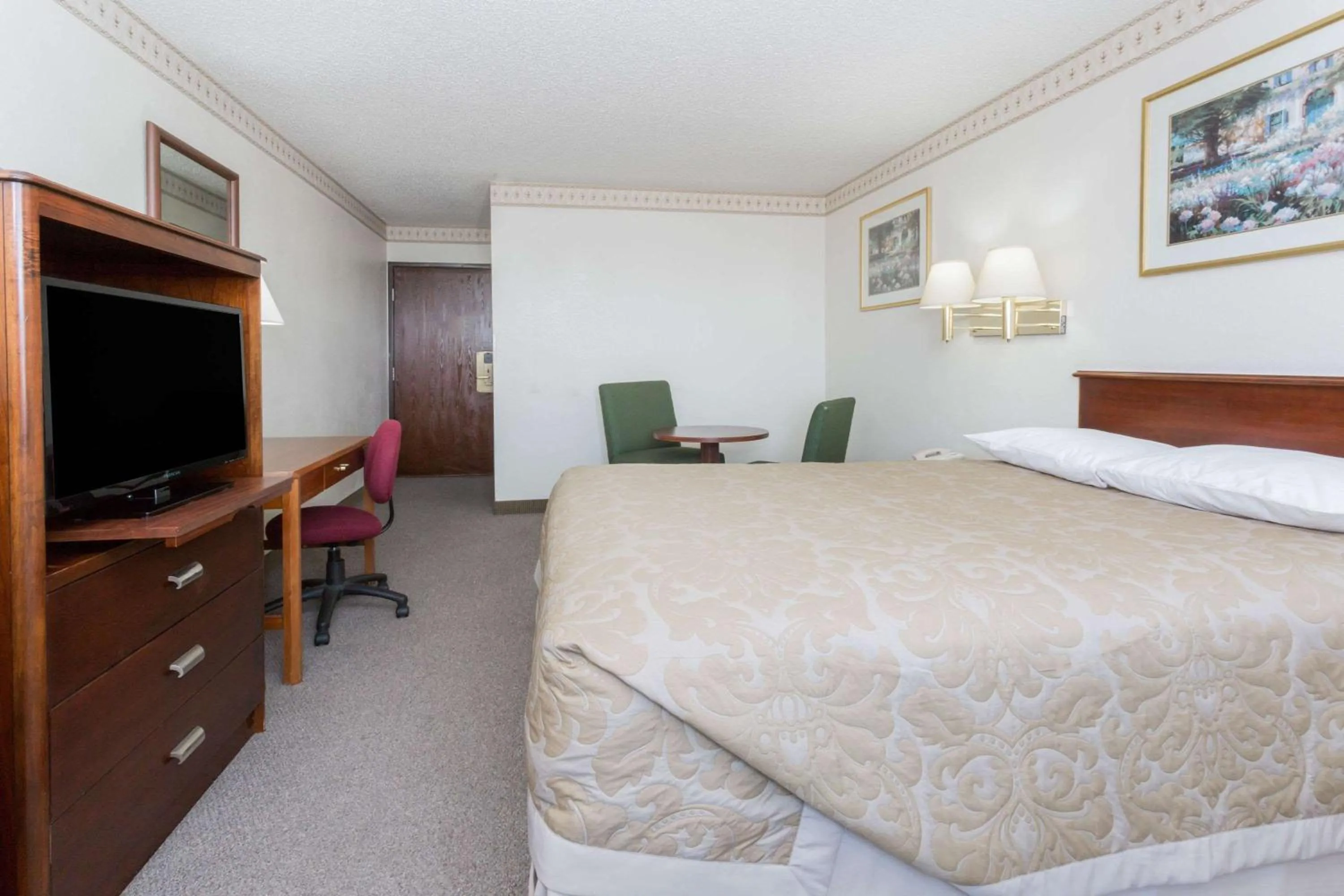 Photo of the whole room in Super 8 by Wyndham Colorado Springs/Chestnut Street