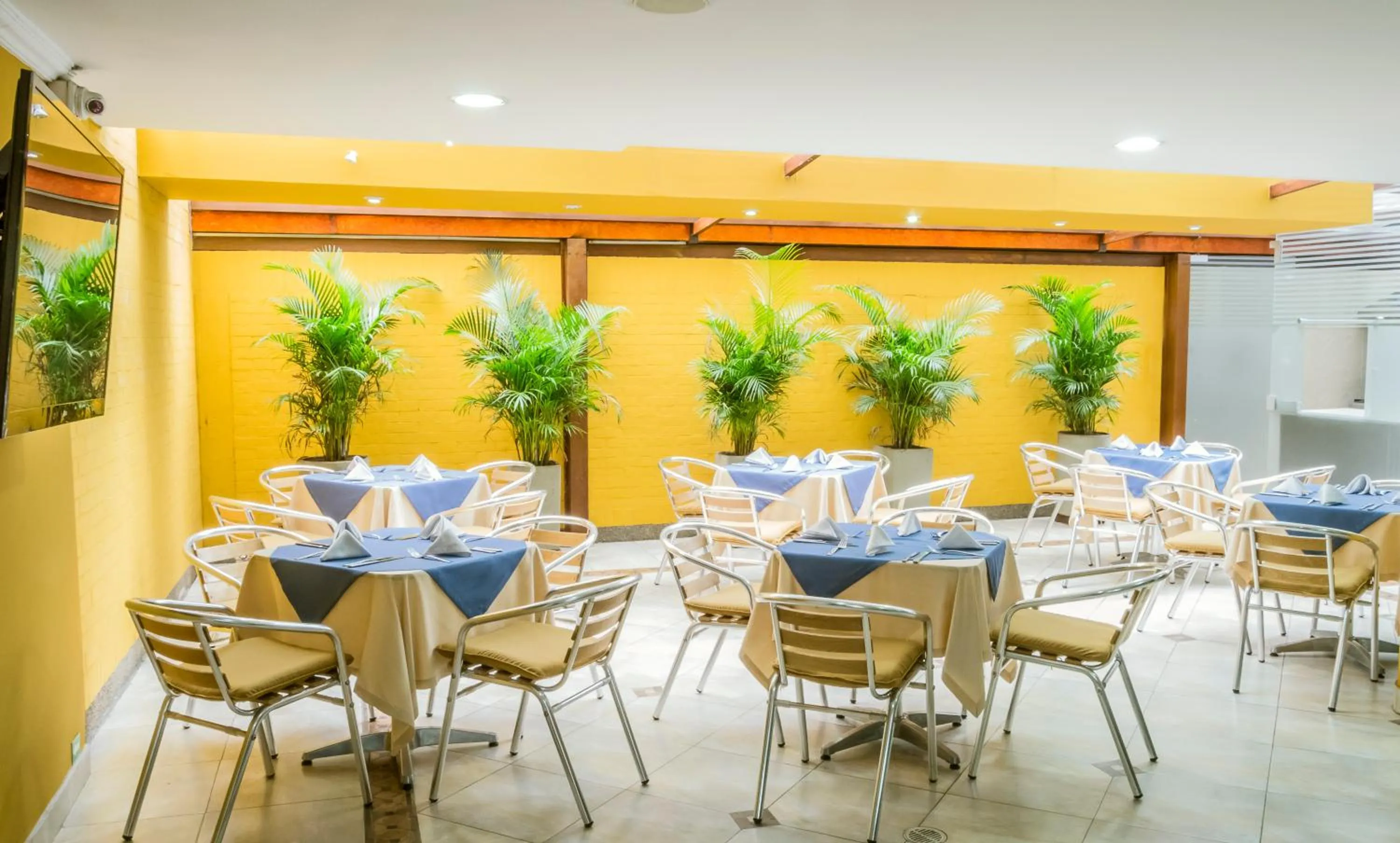 Restaurant/places to eat in Hotel Regency Suites La Feria