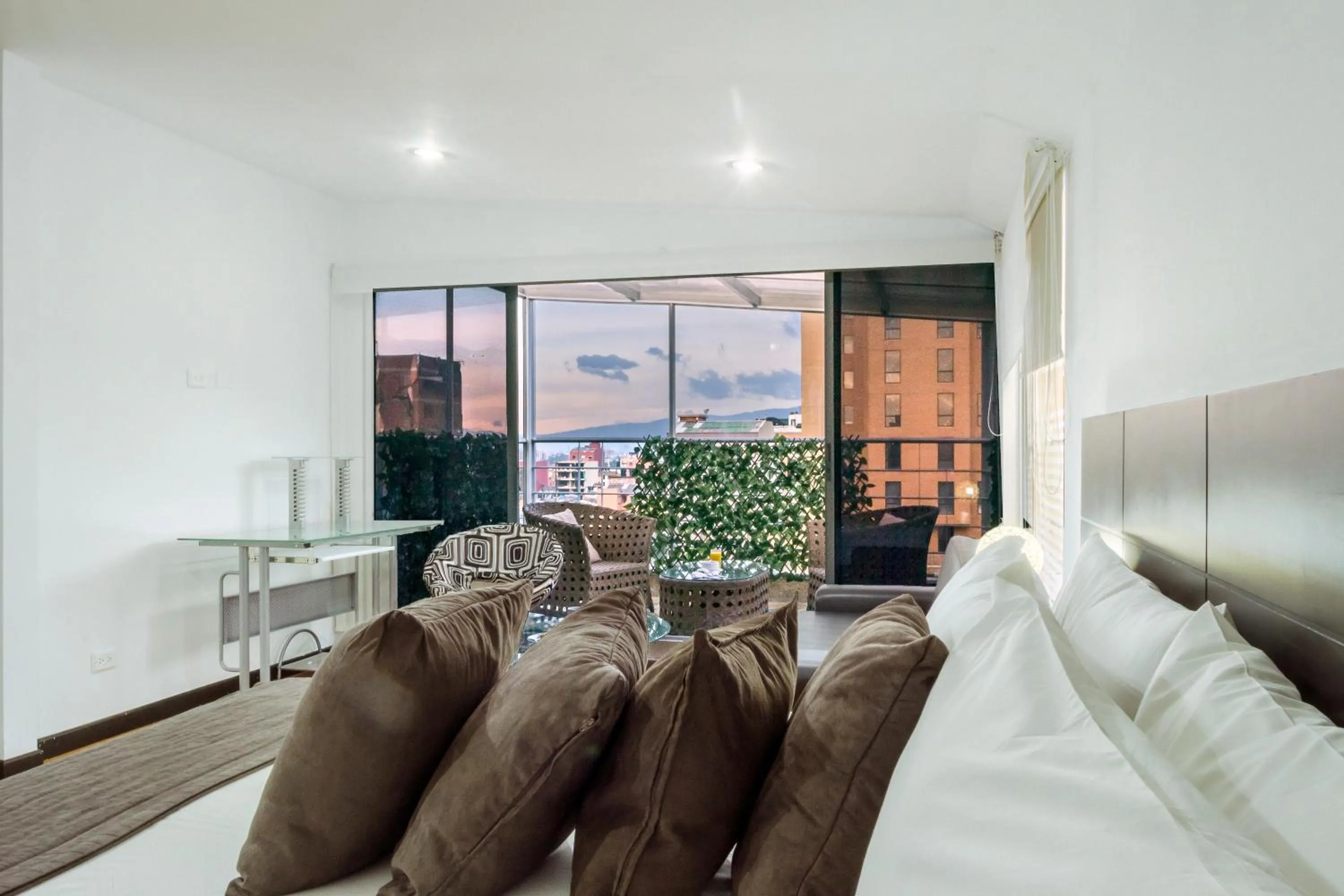 Bed in Hotel Regency Suites La Feria