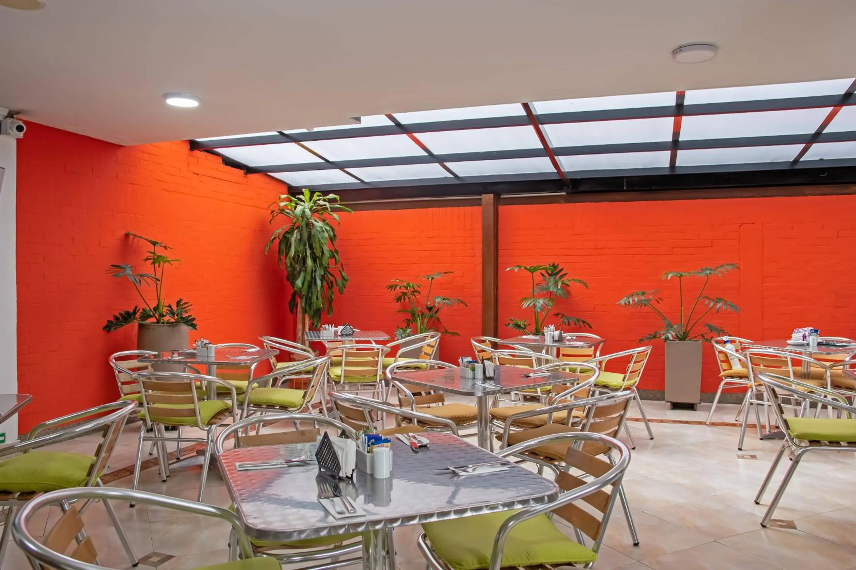 Restaurant/places to eat in Hotel Regency Suites La Feria