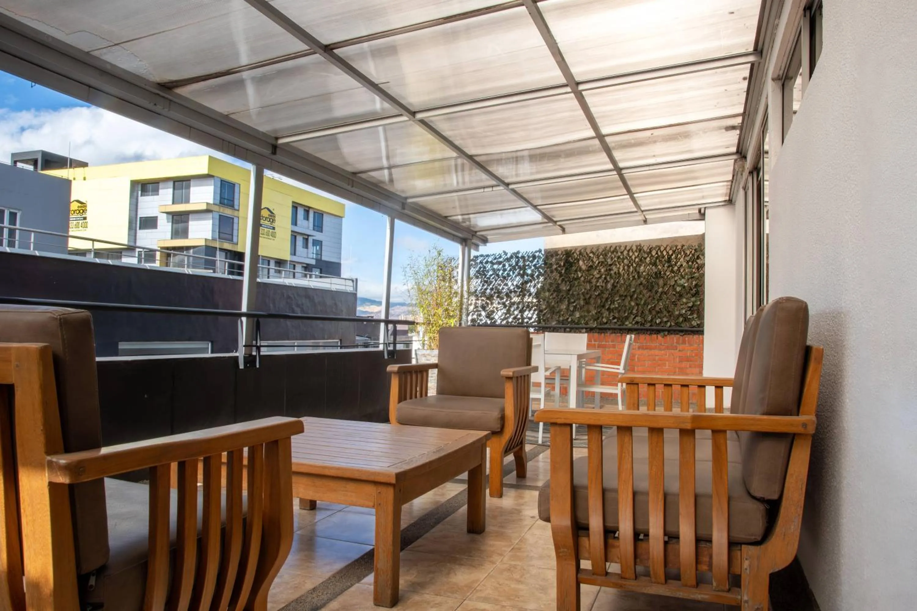 Seating area in Hotel Regency Suites La Feria
