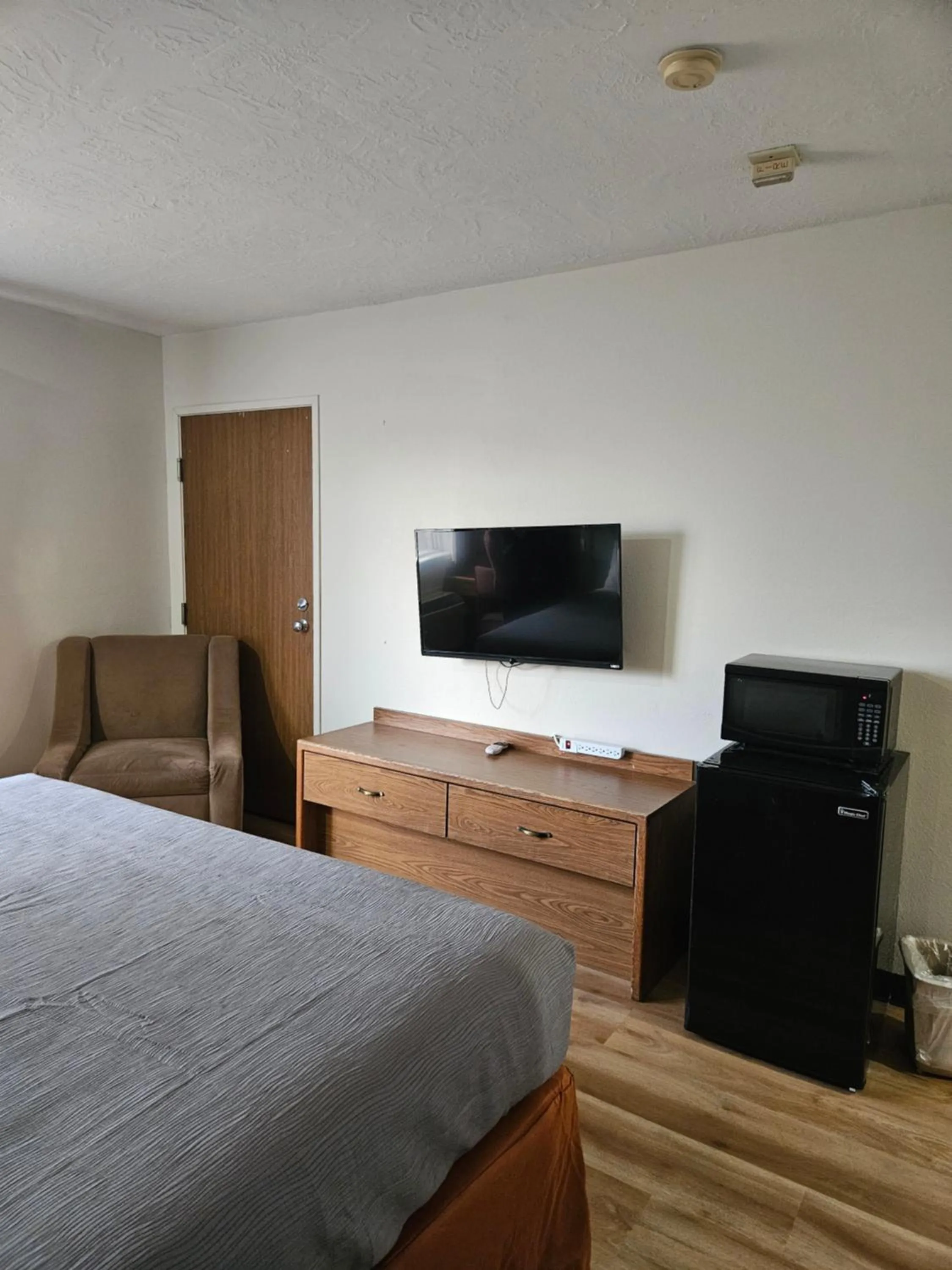 TV and multimedia, Bed in Quality Inn Beaver I-15