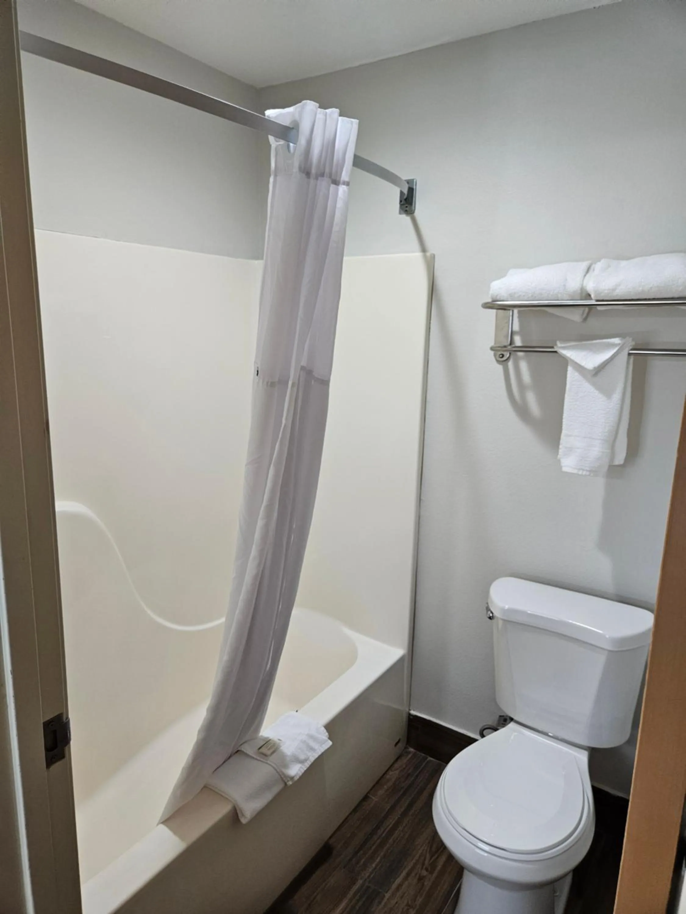 Shower in Quality Inn Beaver I-15