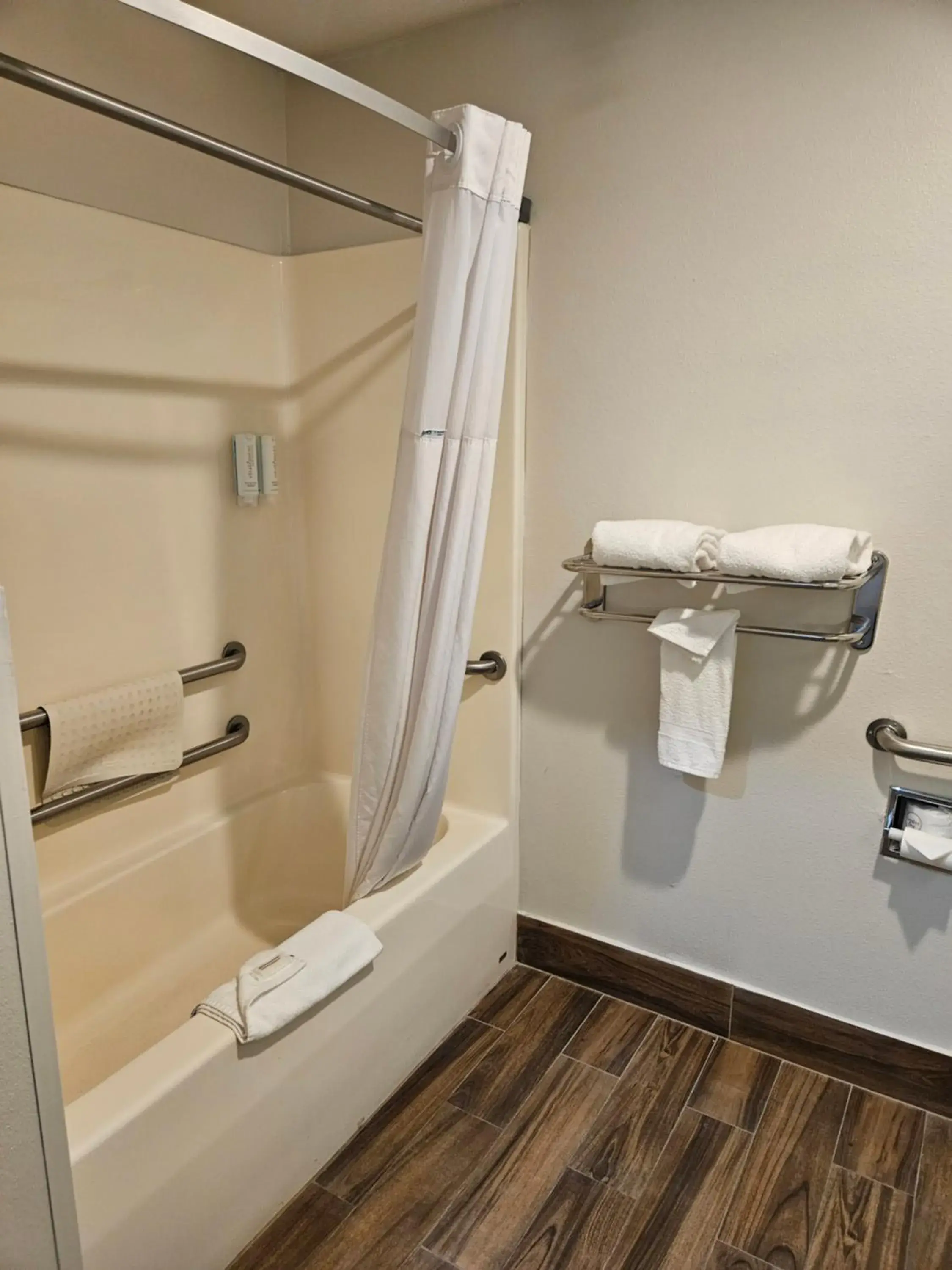 Queen Room - Disability Access in Quality Inn Beaver I-15 Queen Room - Disability Access in Quality Inn Beaver I-15