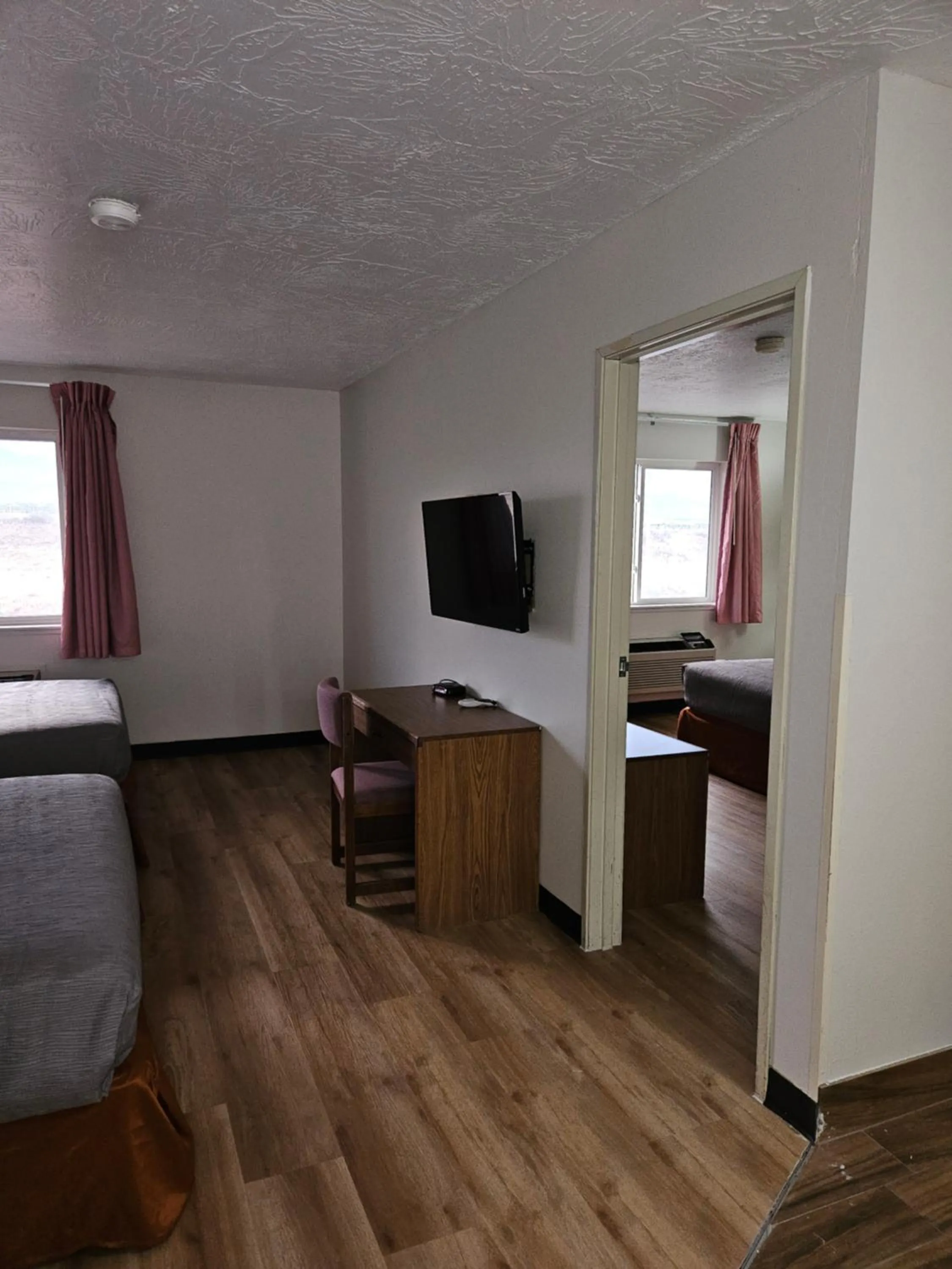 Communal lounge/ TV room, Bed in Quality Inn Beaver I-15