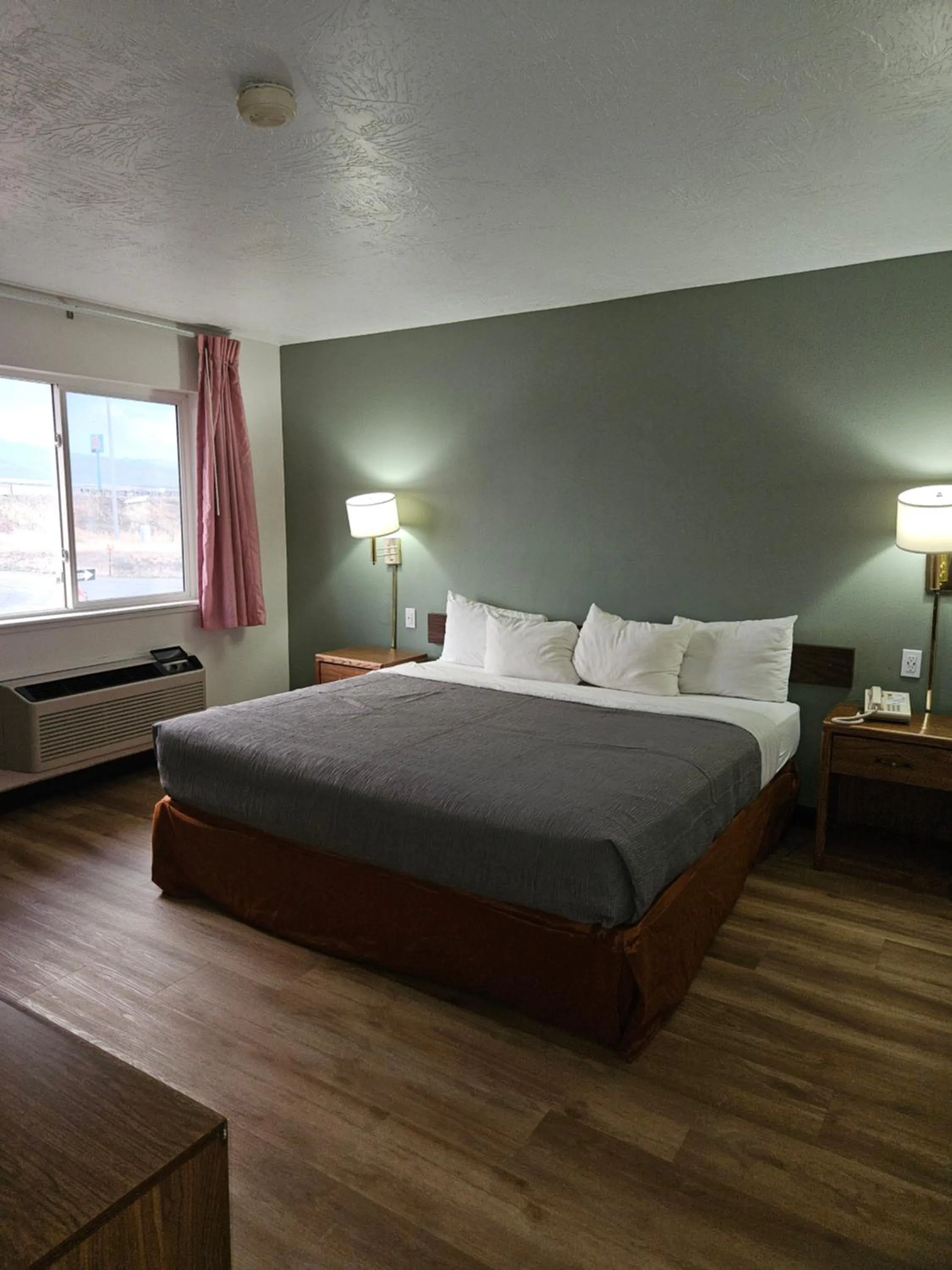 Bedroom, Bed in Quality Inn Beaver I-15