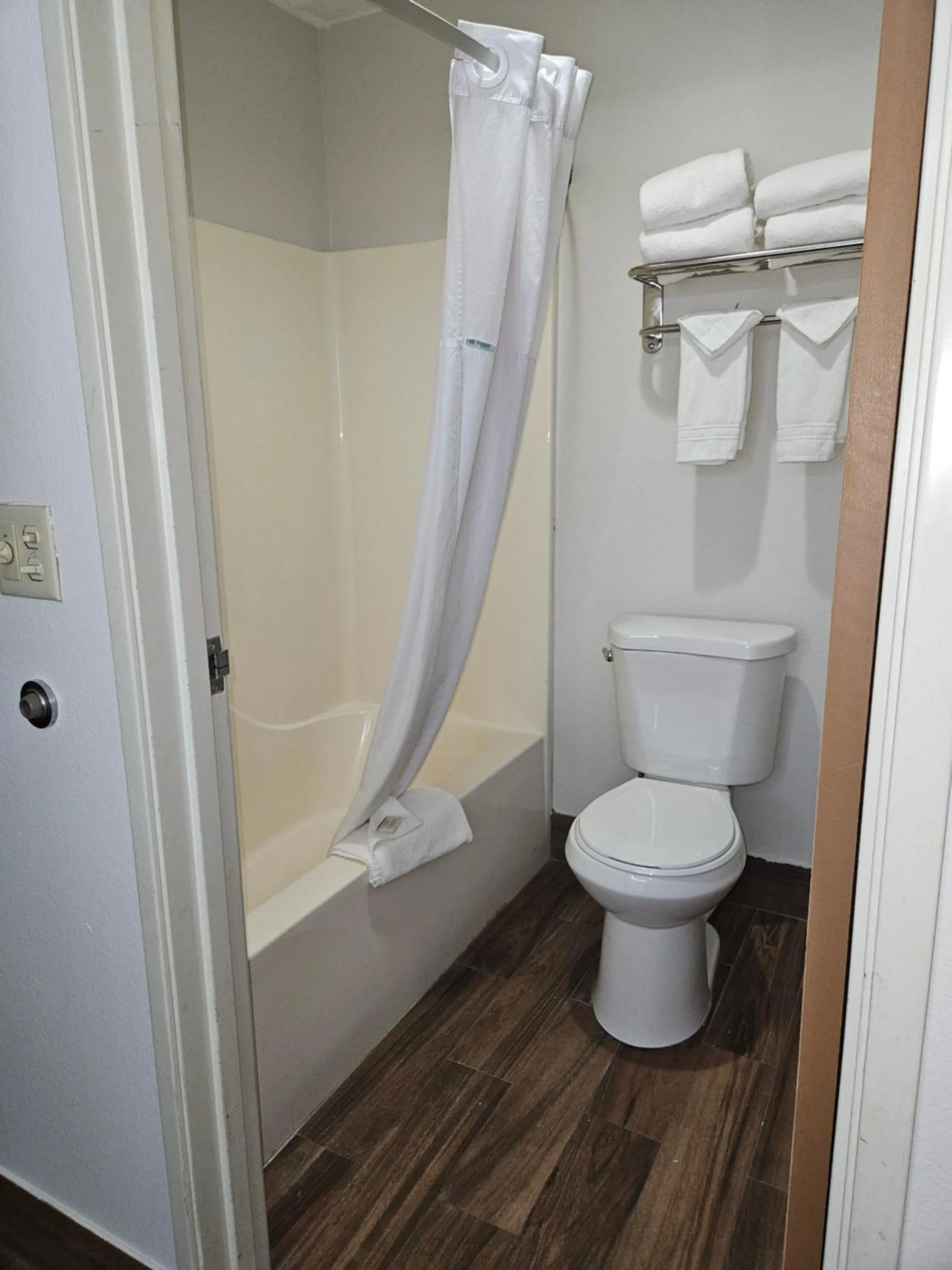 Shower in Quality Inn Beaver I-15