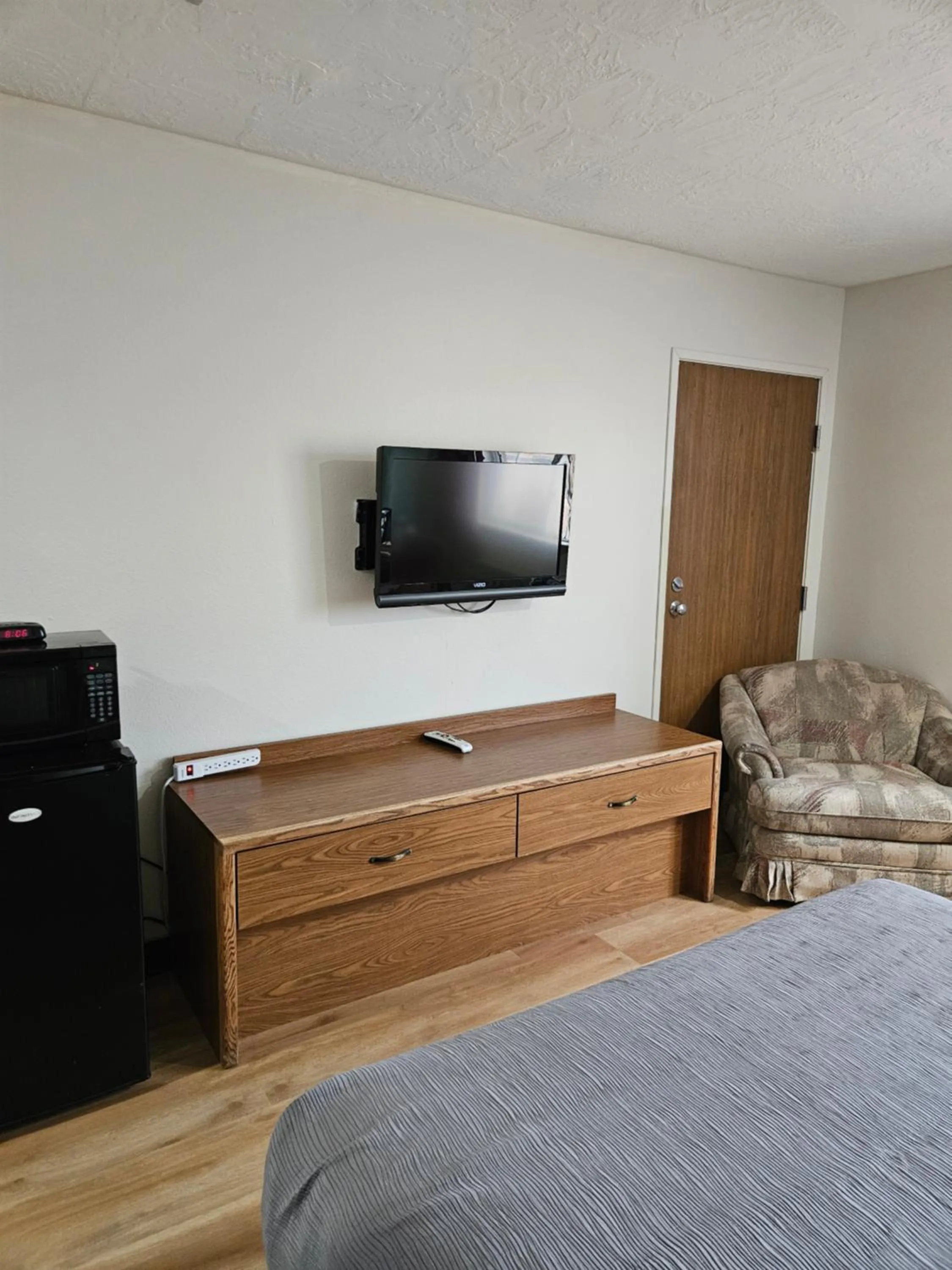 TV and multimedia, Bed in Quality Inn Beaver I-15