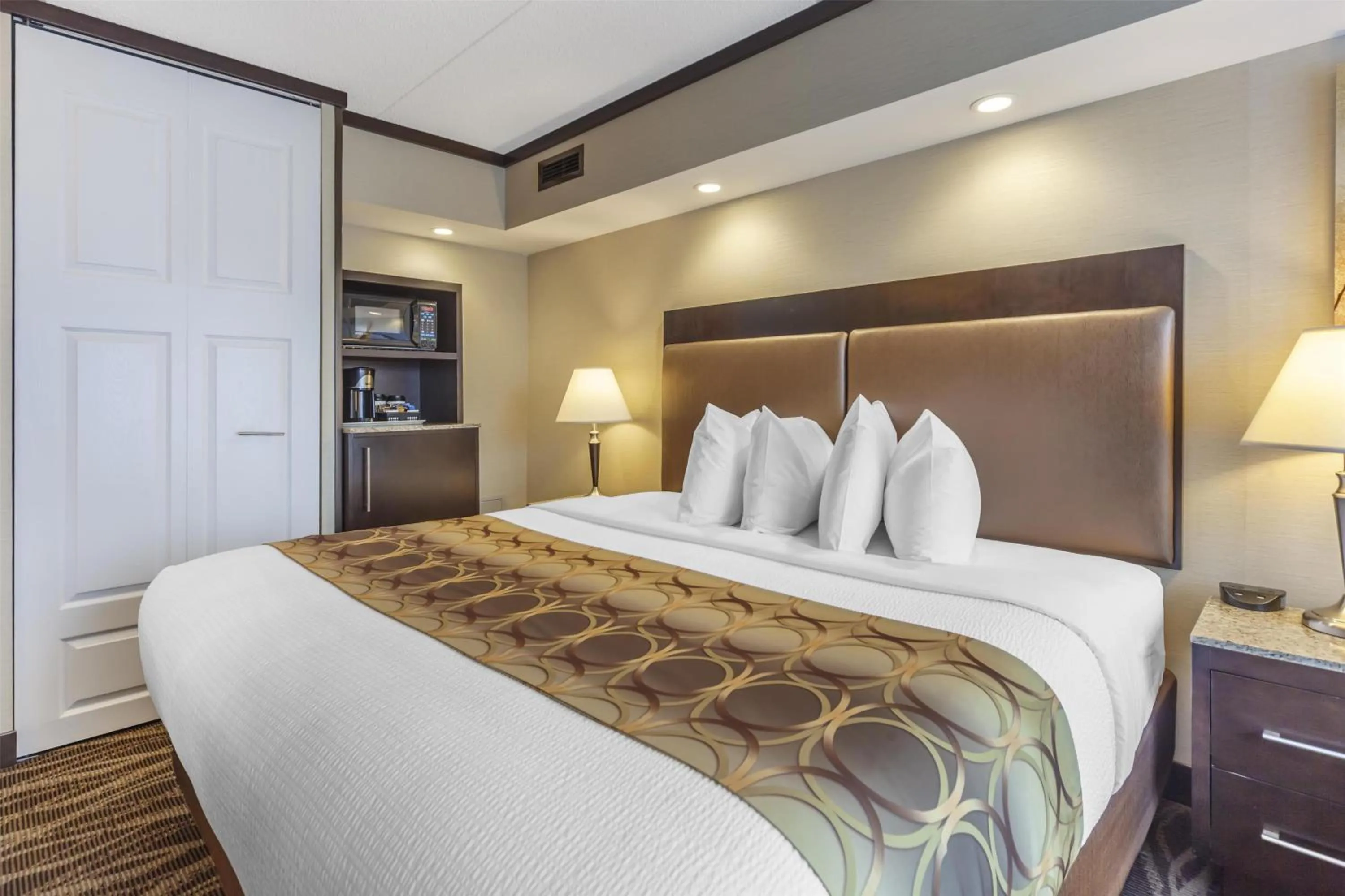 Bedroom, Bed in Best Western Wayside Inn