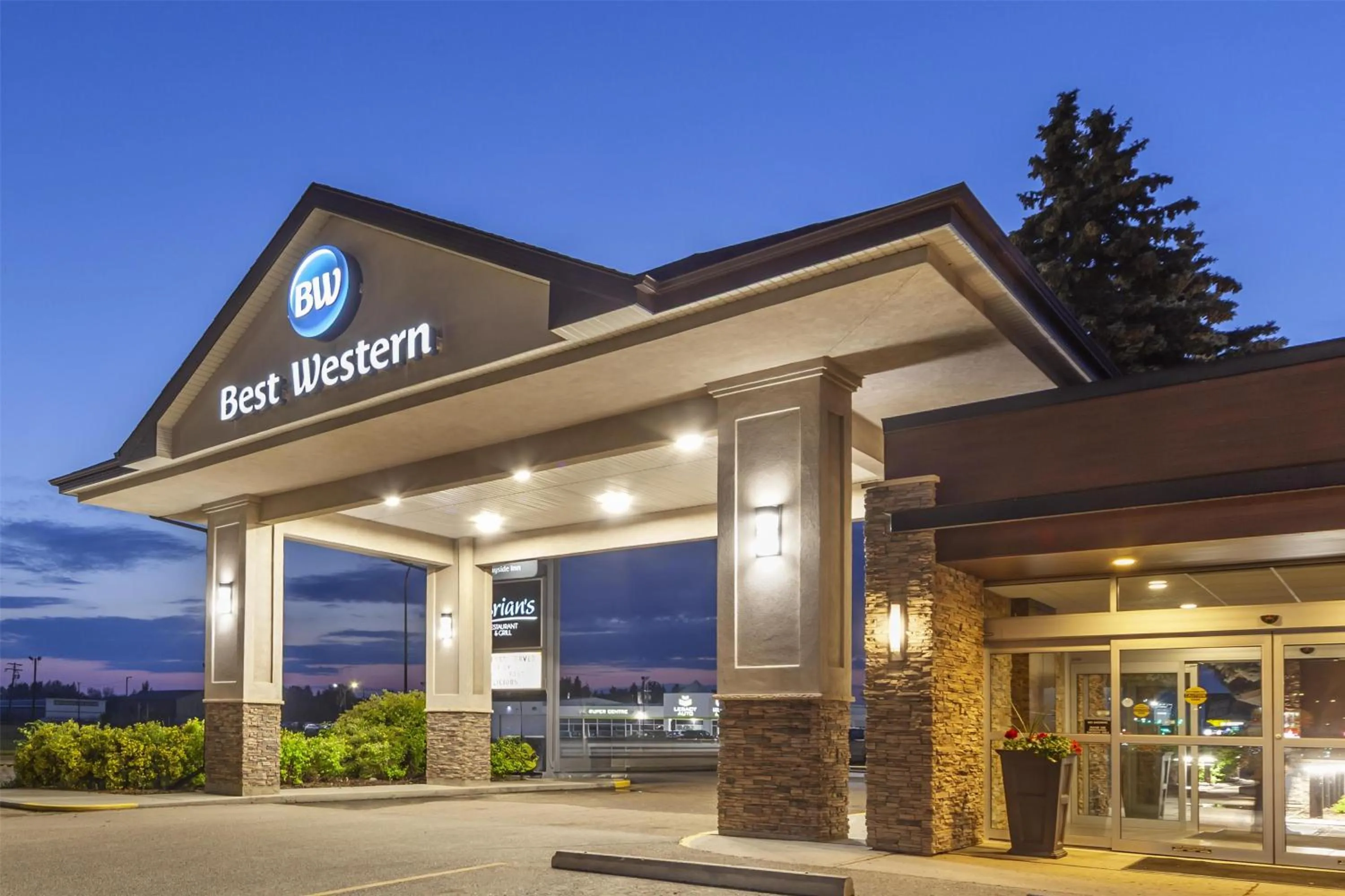 Property building in Best Western Wayside Inn