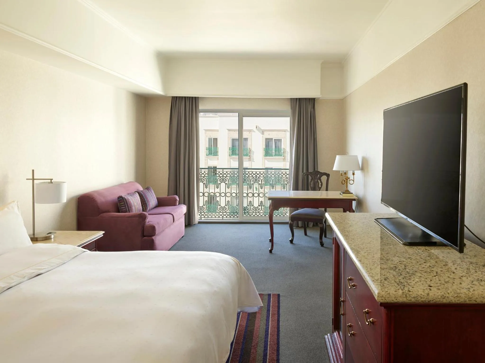 Photo of the whole room, Bed in Fiesta Americana Aguascalientes