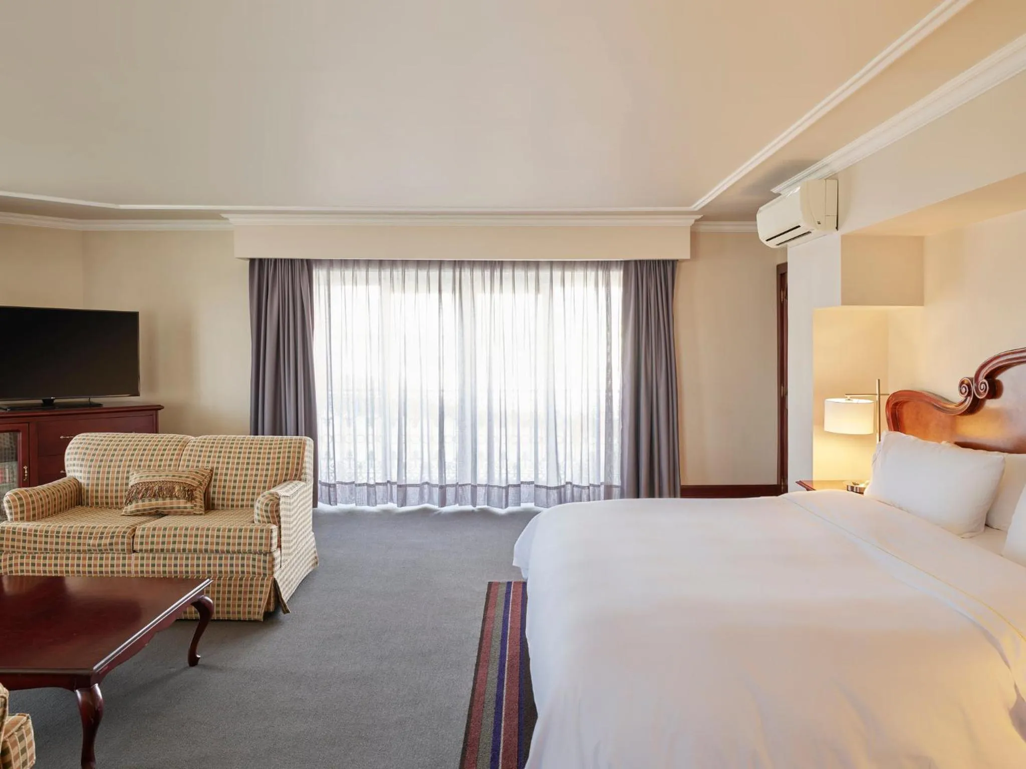 Photo of the whole room, Bed in Fiesta Americana Aguascalientes