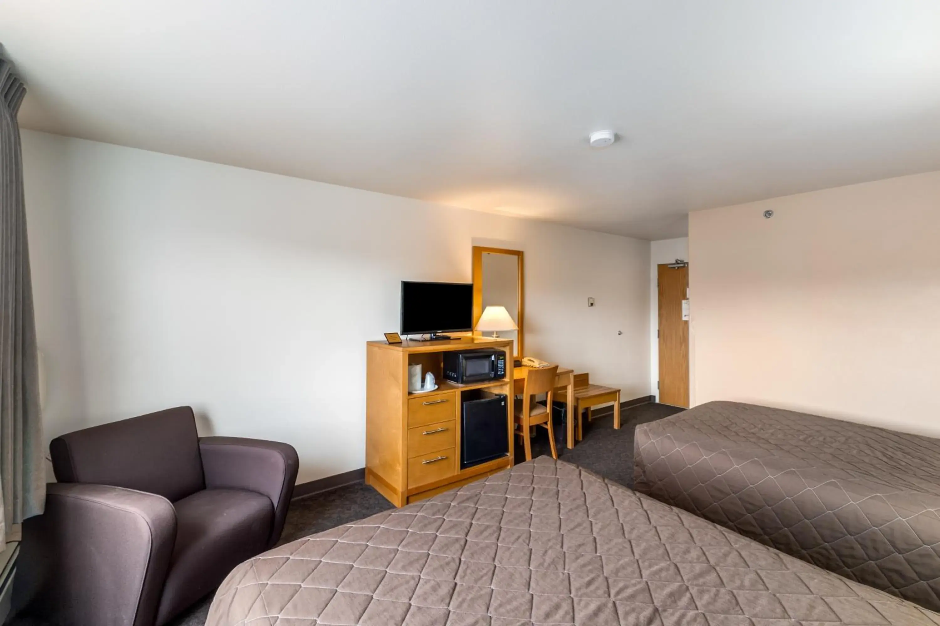 Suite with One Queen & Three Twins in Breeze Inn Hotel Suite with One Queen & Three Twins in Breeze Inn Hotel