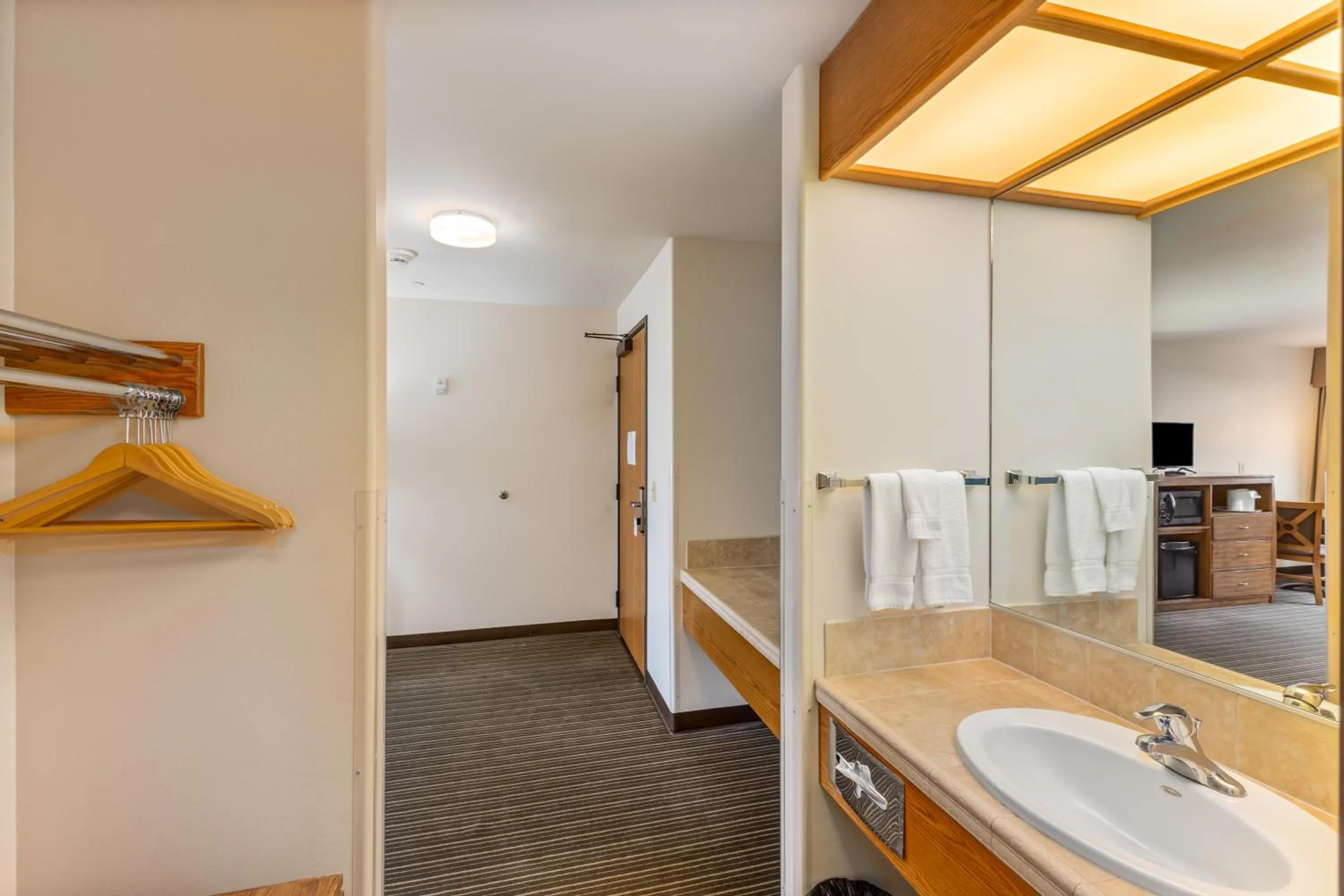 Breeze Inn Hotel & Motel