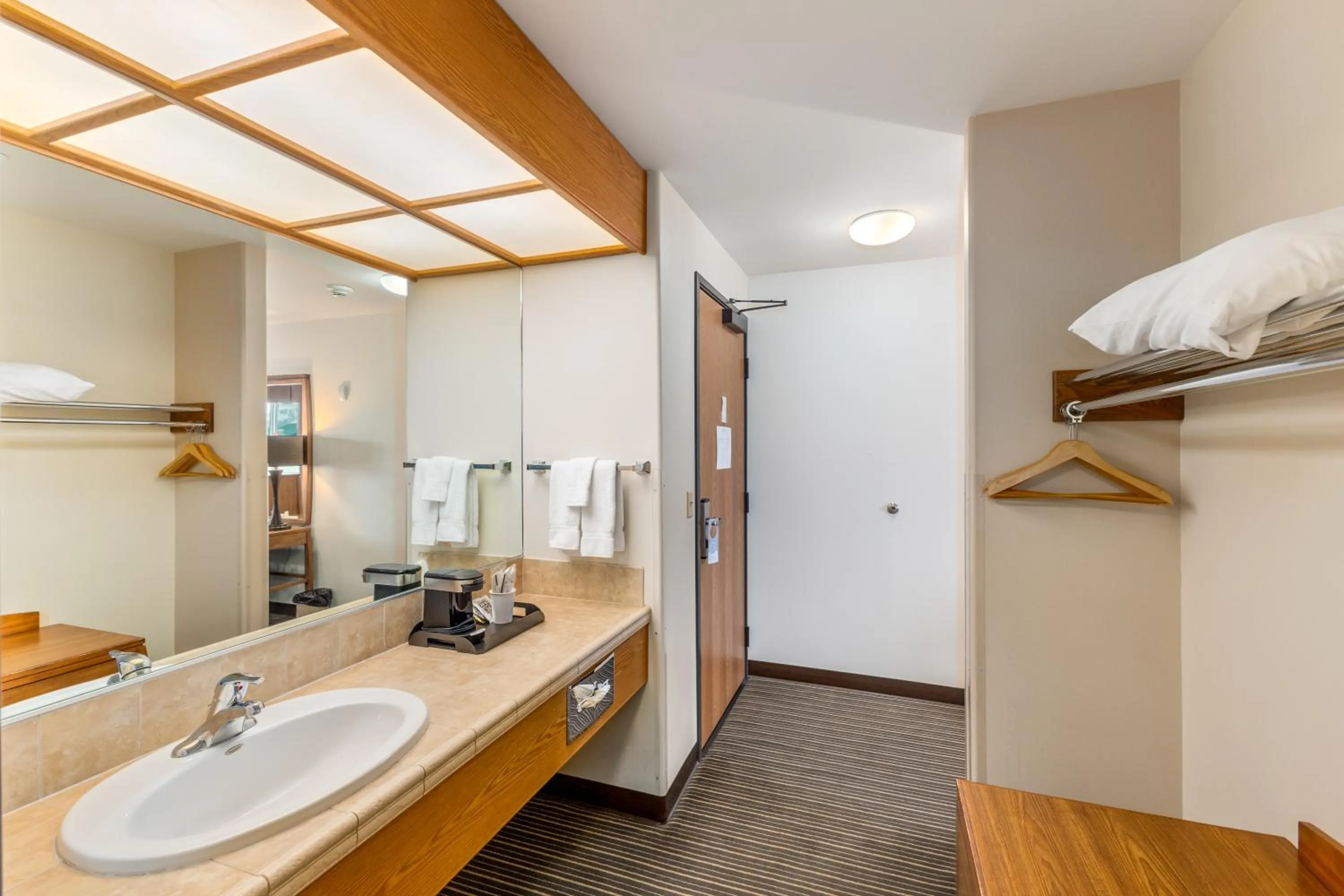 Breeze Inn Hotel & Motel