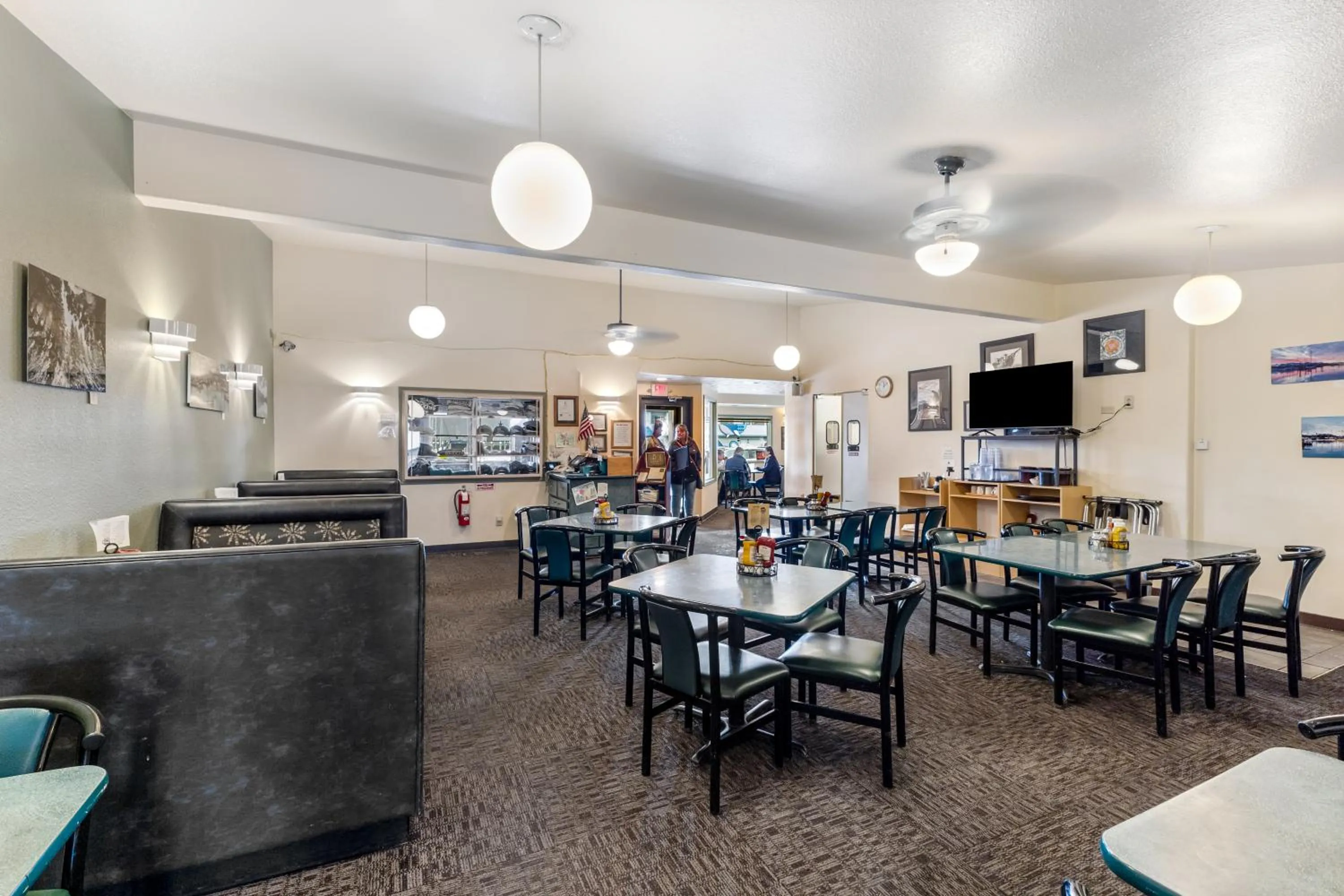 Restaurant/places to eat in Breeze Inn Hotel & Motel