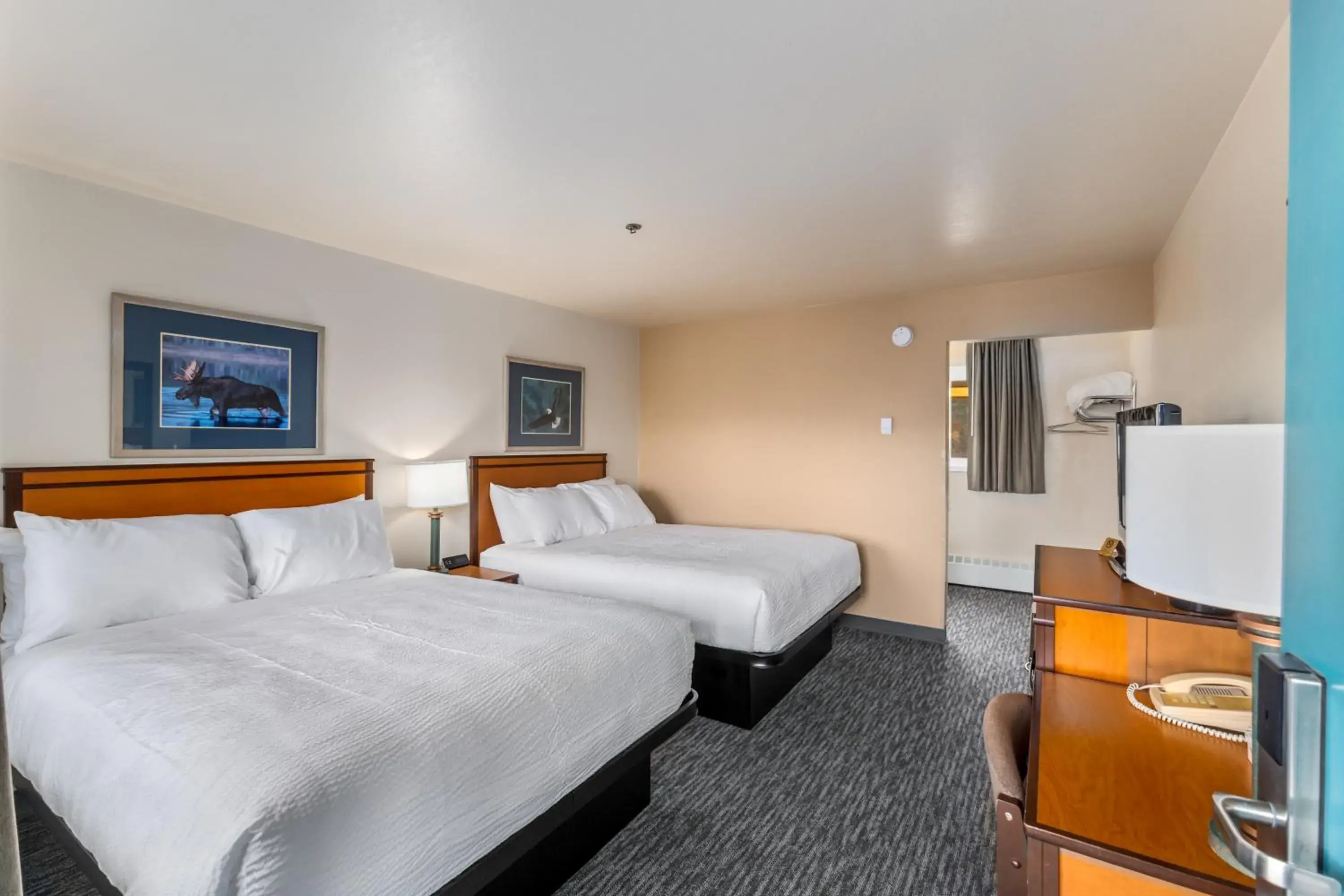 Deluxe Harbor Queen & Double in Breeze Inn Hotel & Motel Deluxe Harbor Queen & Double in Breeze Inn Hotel & Motel