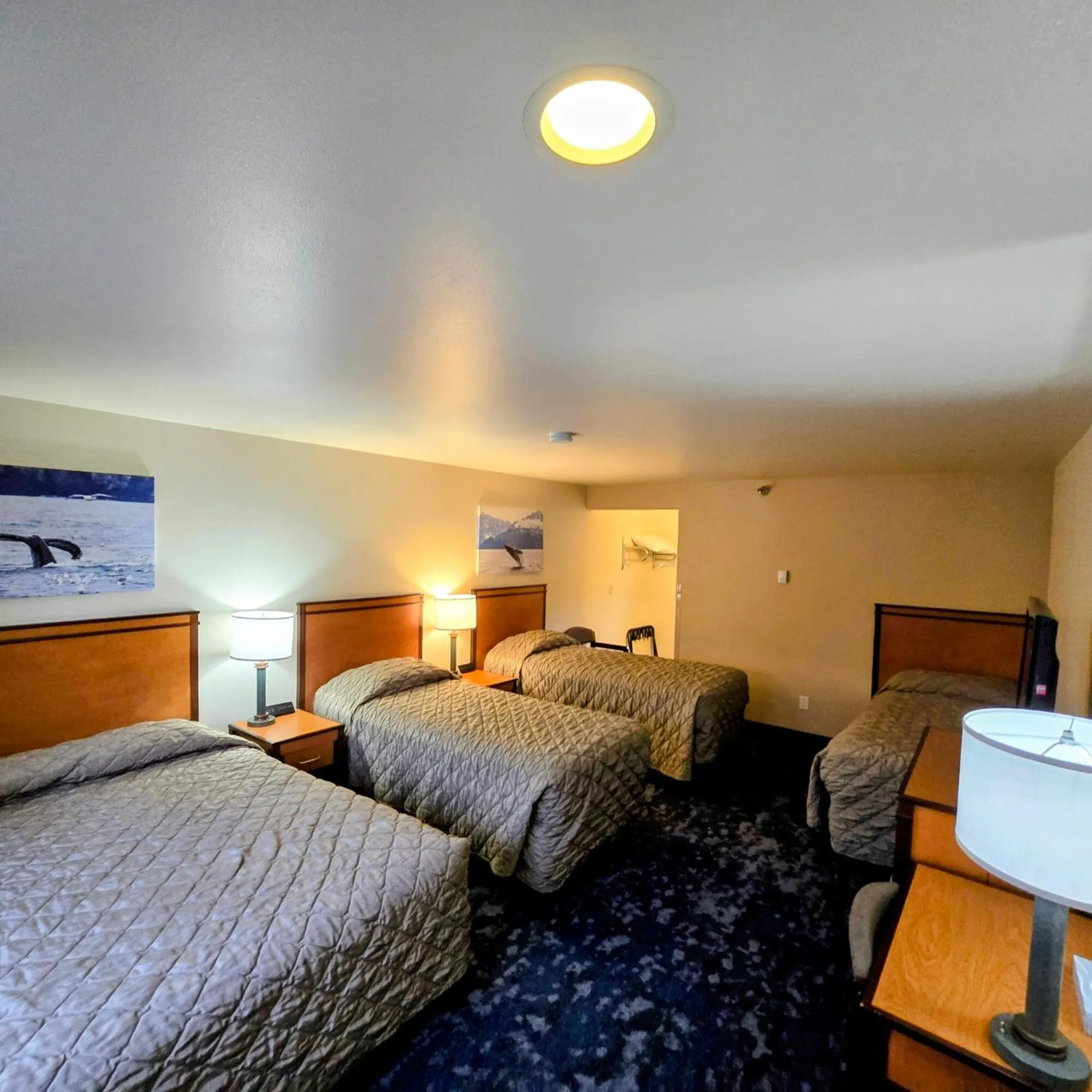 Bed in Breeze Inn Hotel & Motel