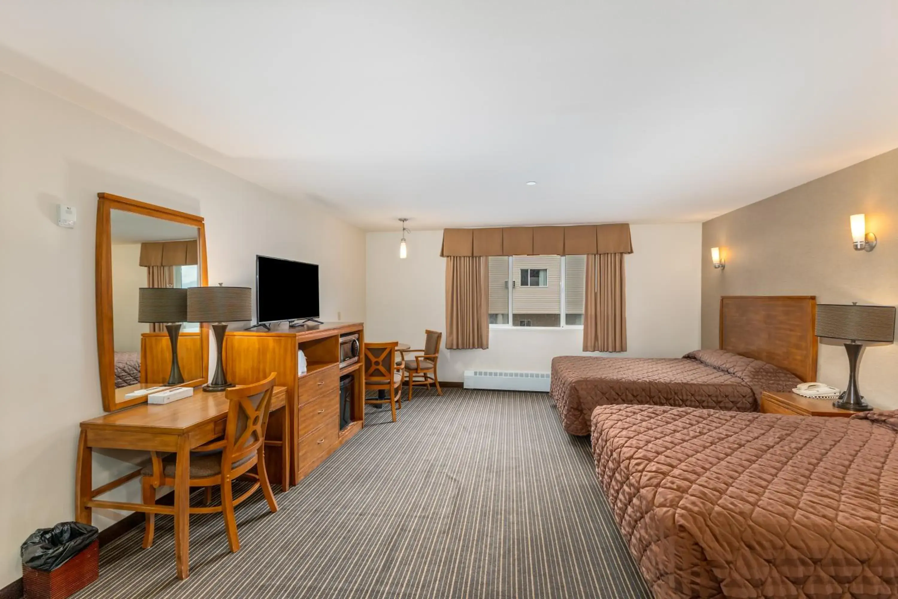 Deluxe Jacuzzi Two Queens in Breeze Inn Hotel Deluxe Jacuzzi Two Queens in Breeze Inn Hotel