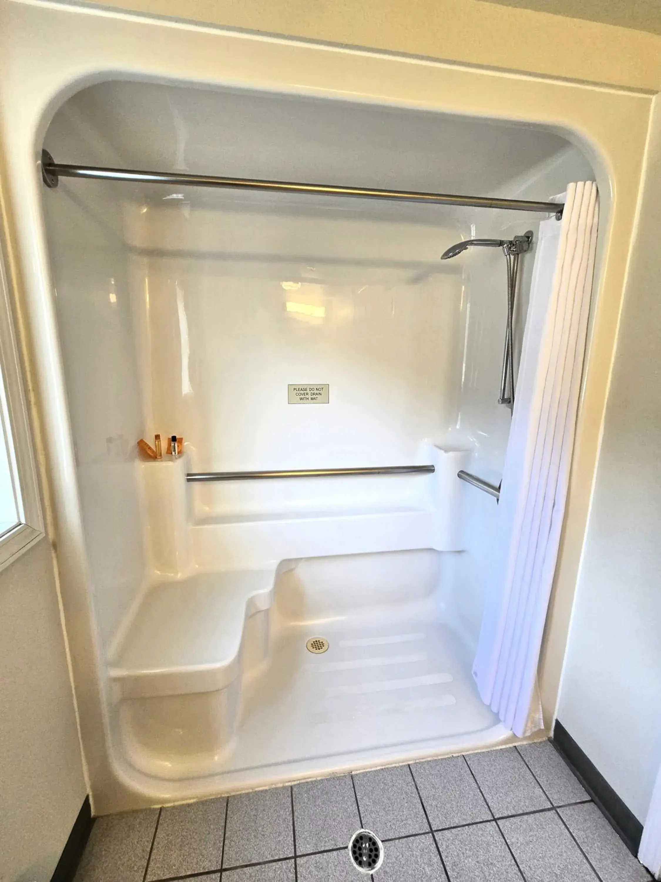 Queen Room - Disability Access in Breeze Inn Hotel Queen Room - Disability Access in Breeze Inn Hotel