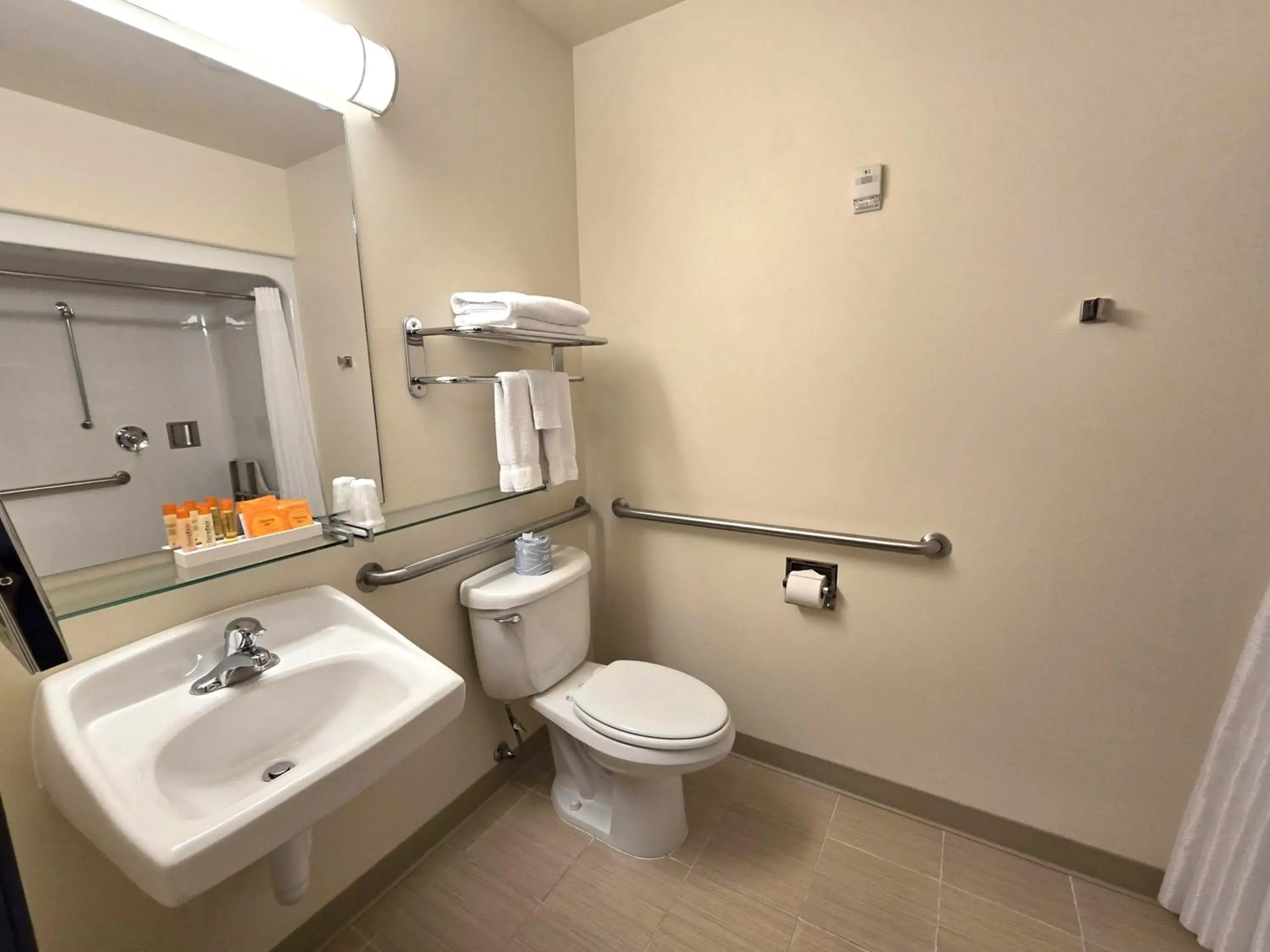 Queen Room - Disability Access in Breeze Inn Hotel Queen Room - Disability Access in Breeze Inn Hotel