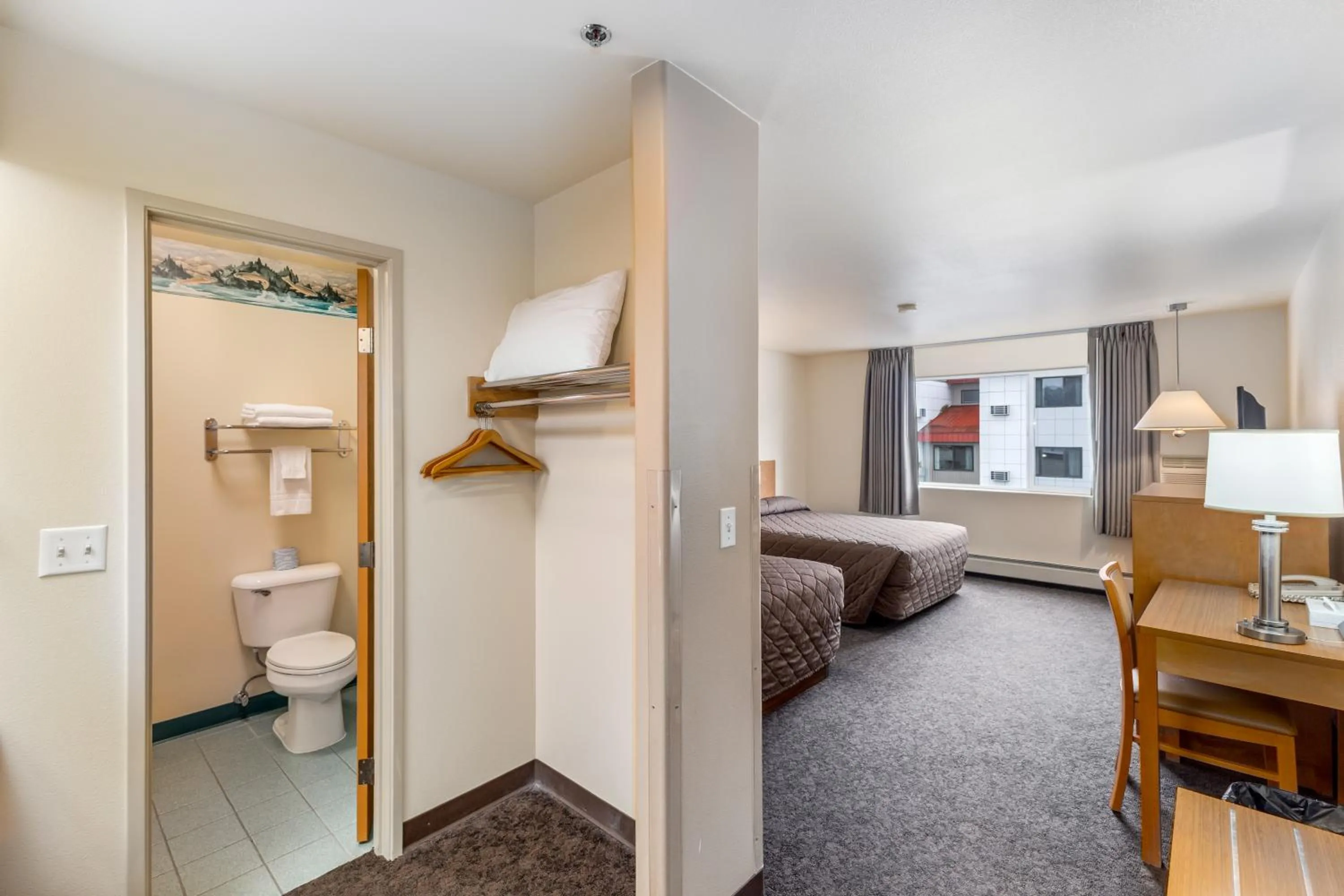 Bedroom, Bed in Breeze Inn Hotel & Motel