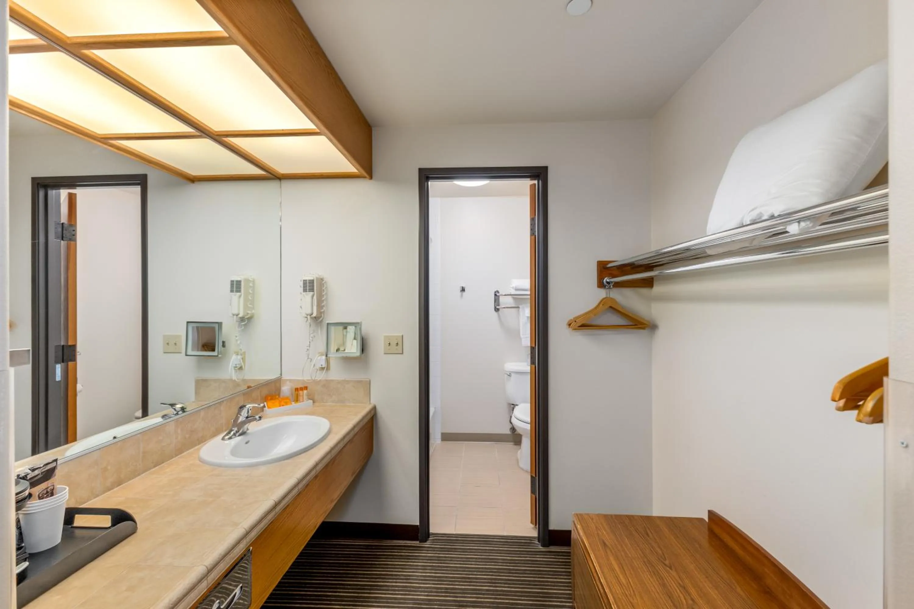 Breeze Inn Hotel & Motel