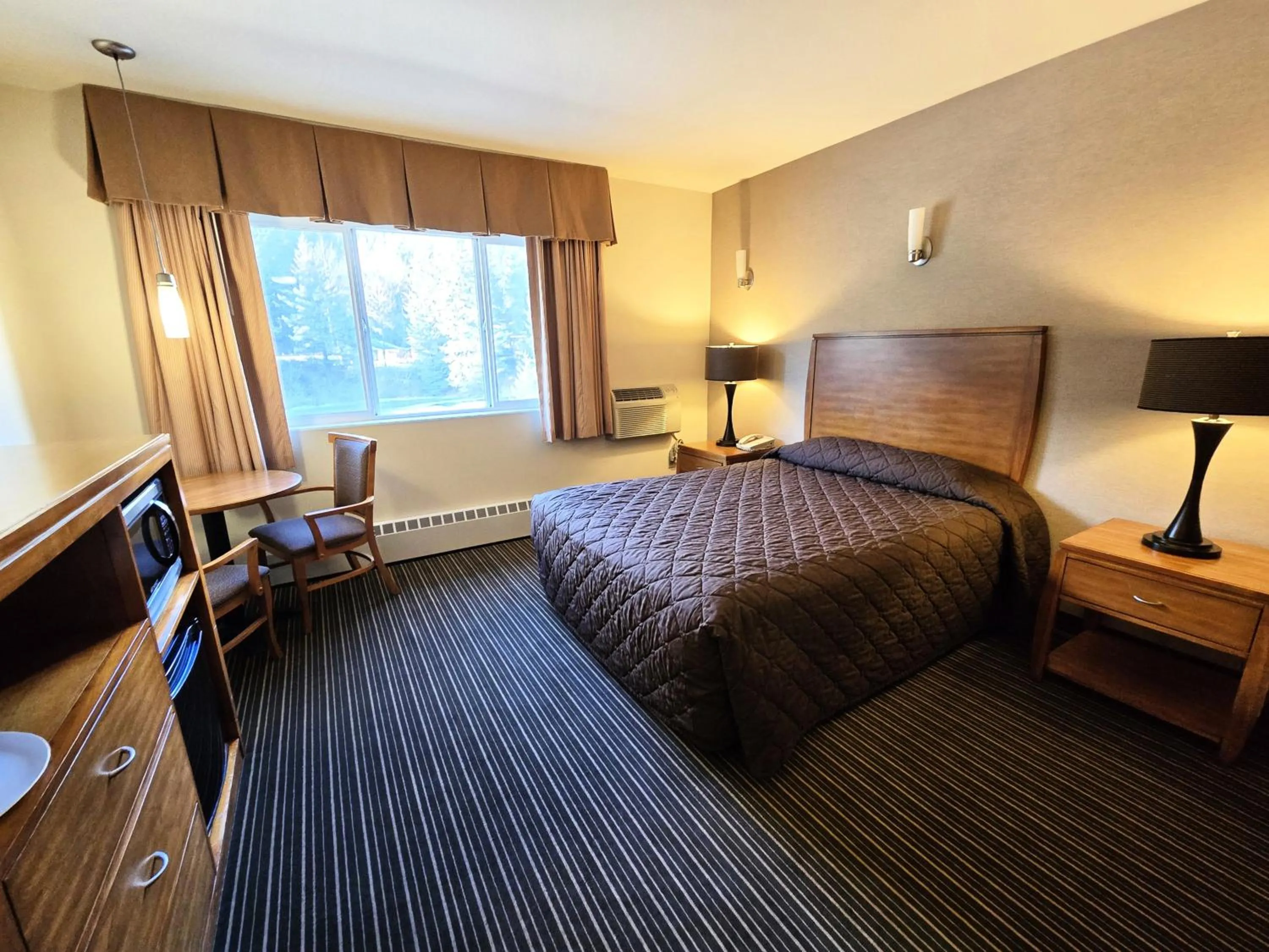 microwave, Bed in Breeze Inn Hotel & Motel