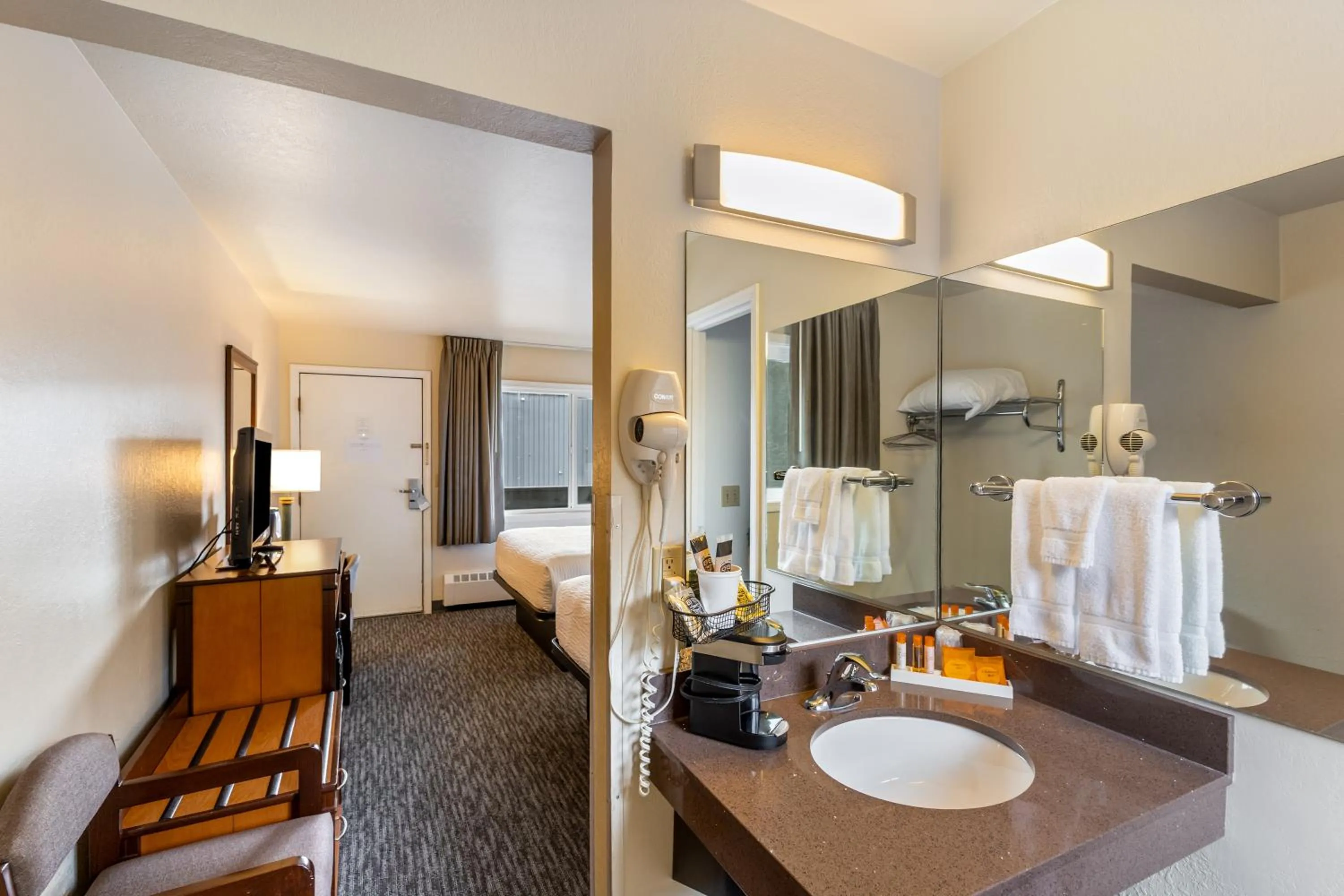 Bathroom in Breeze Inn Hotel & Motel