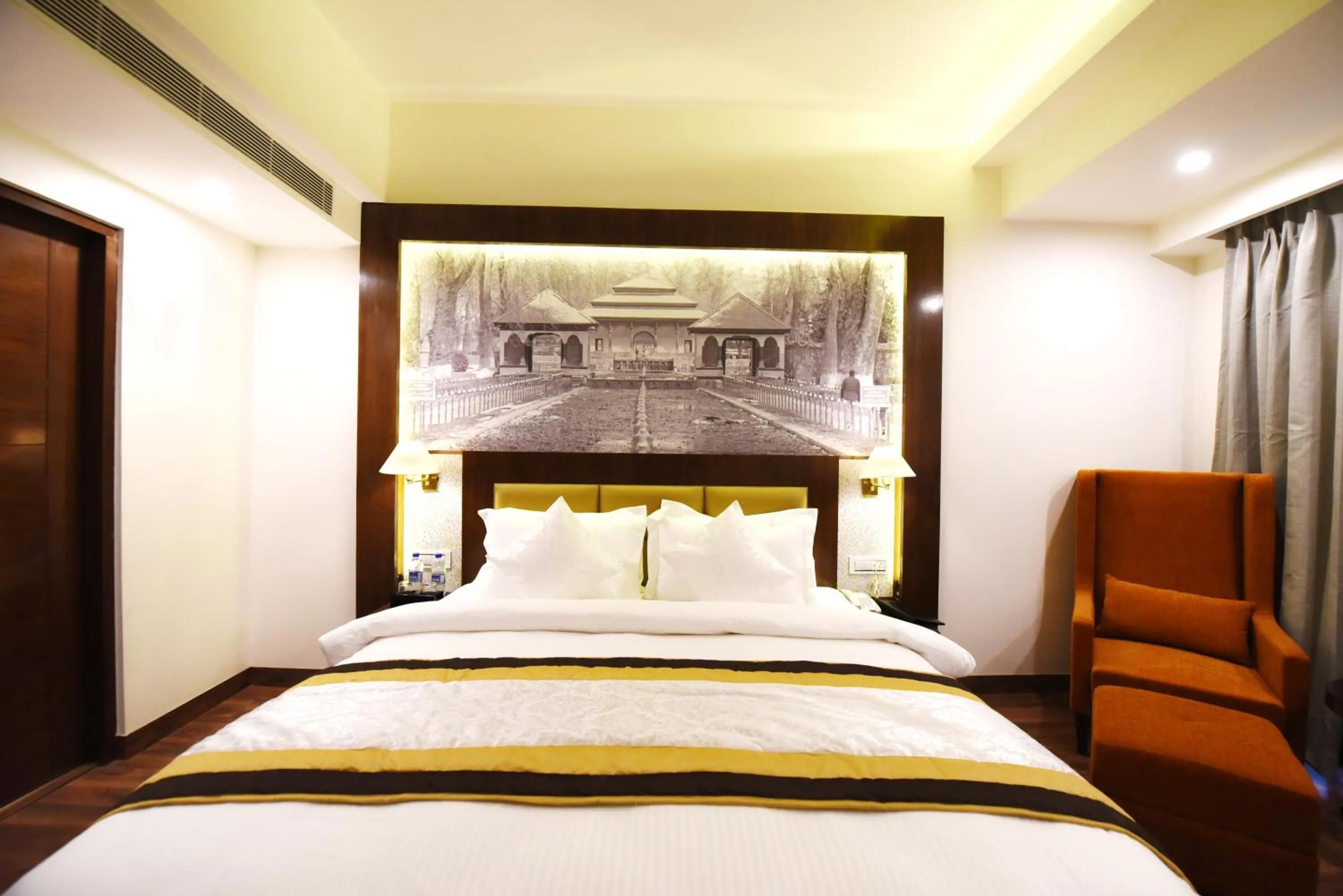 Bed in Regenta Central Srinagar, Rajbagh