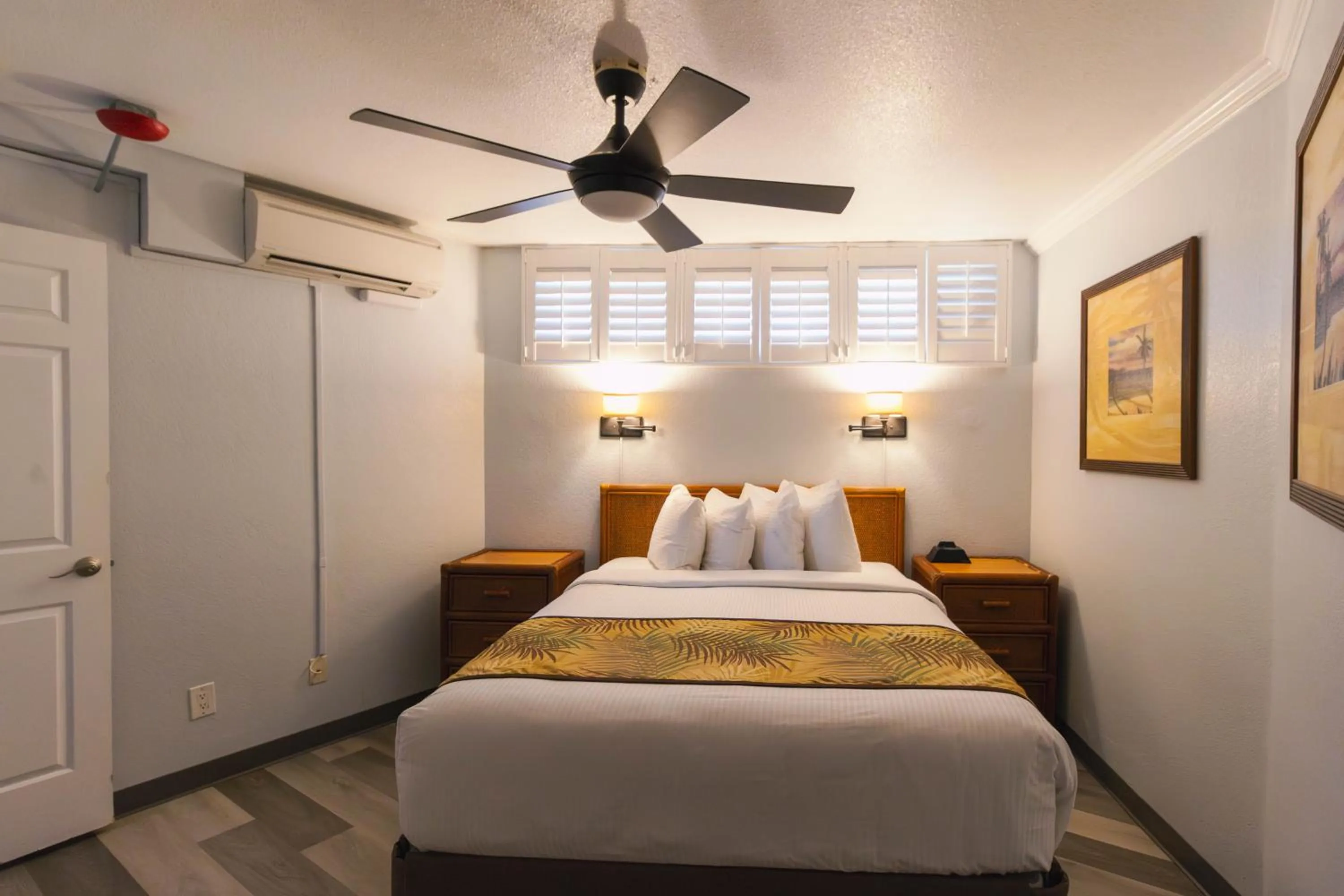 Bed in Kona Reef Resort by Latour Group