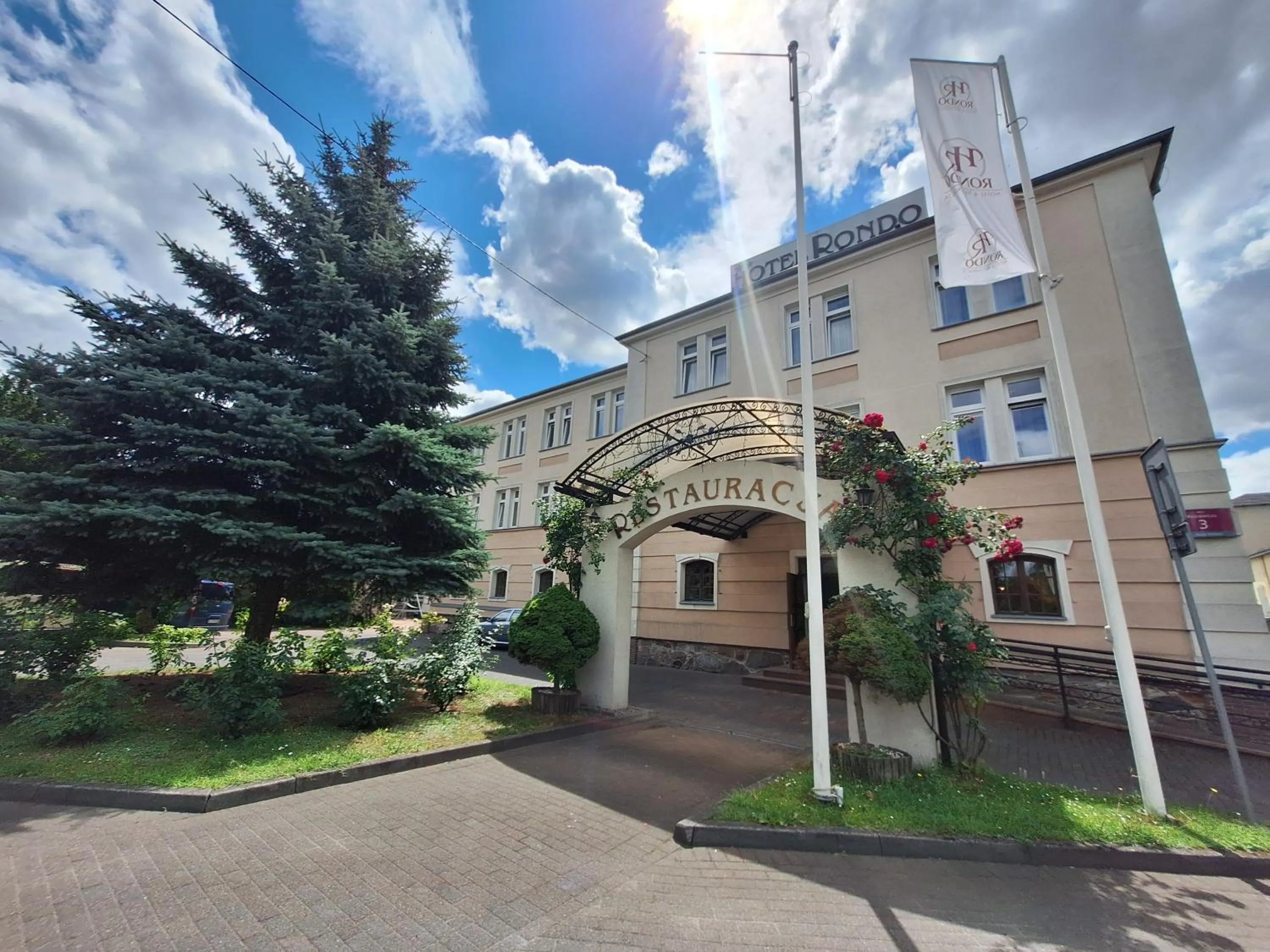 Property building in Hotel Restauracja Rondo