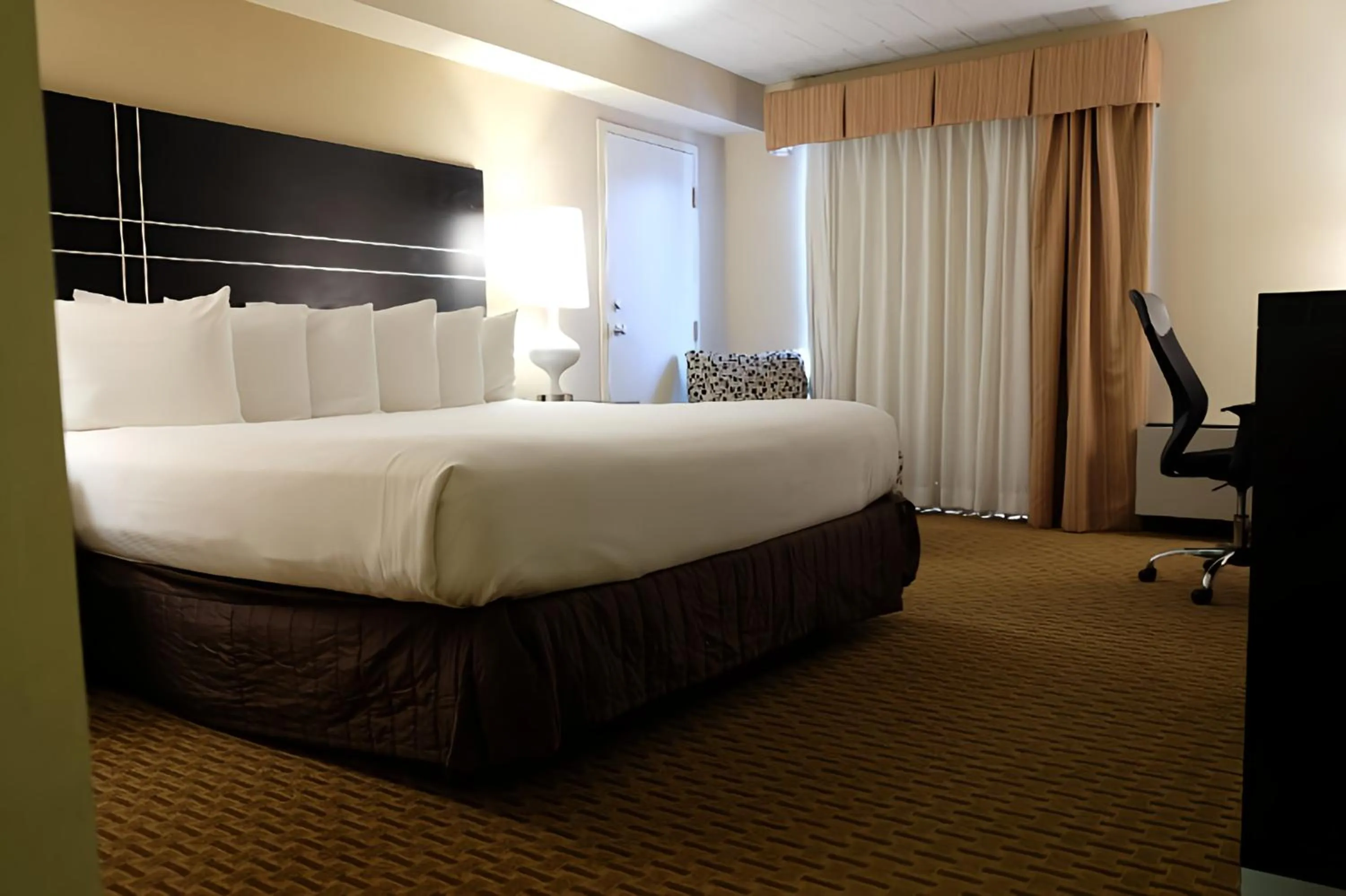 Bedroom, Bed in Chateau Resort & Conference Center