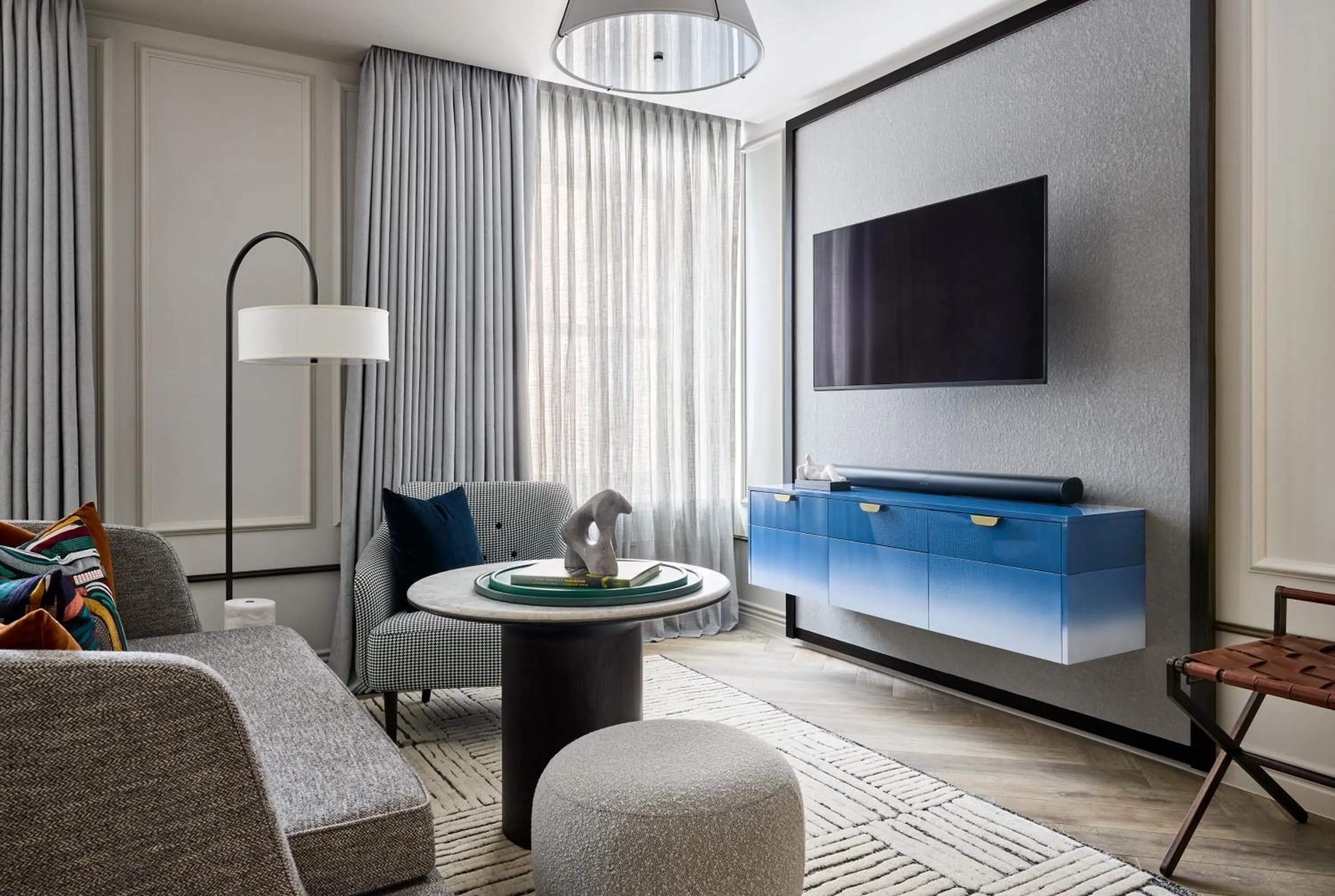 Living room, Bed in Rosewood Hotel Georgia