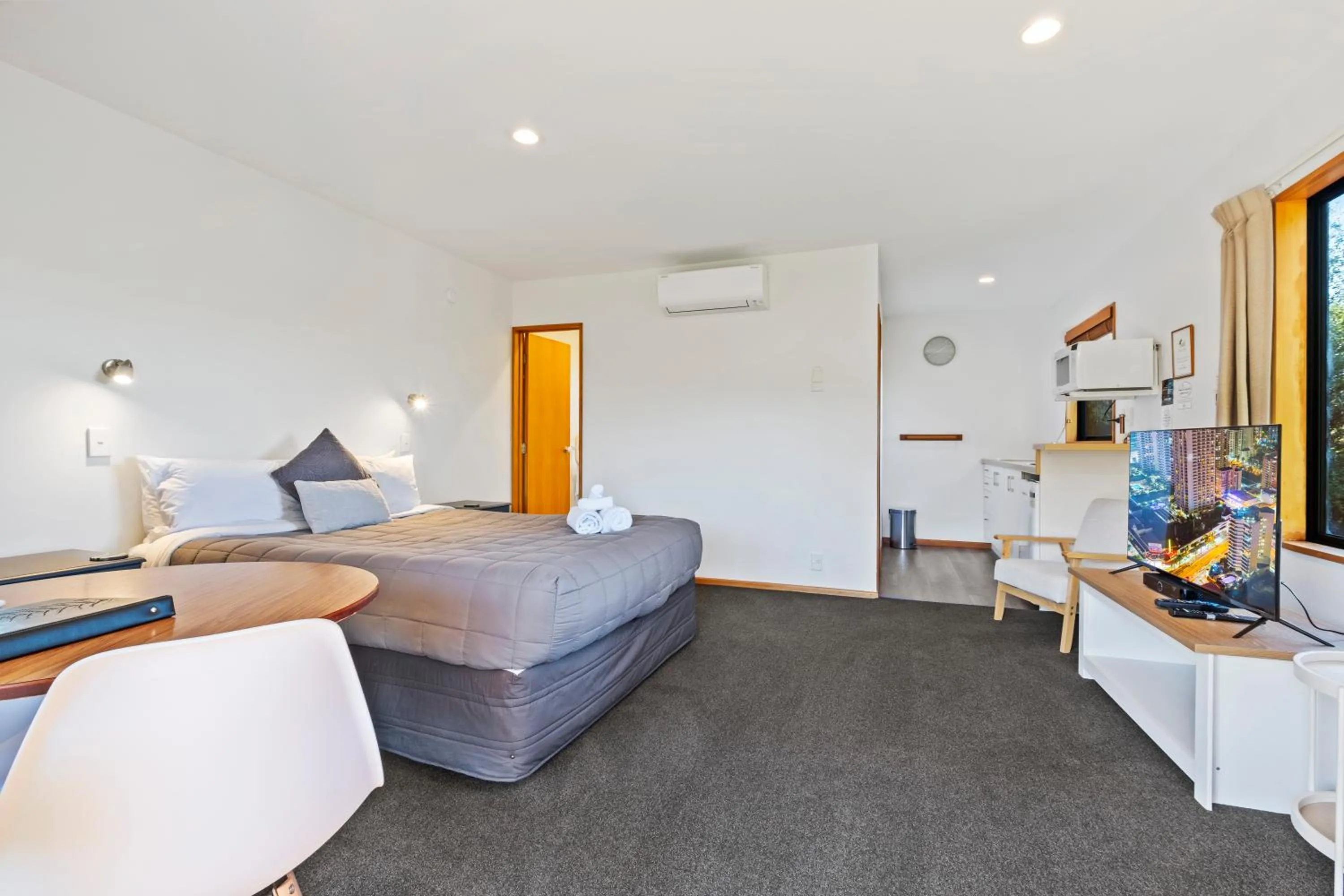 Bed in Alpine Garden Motel