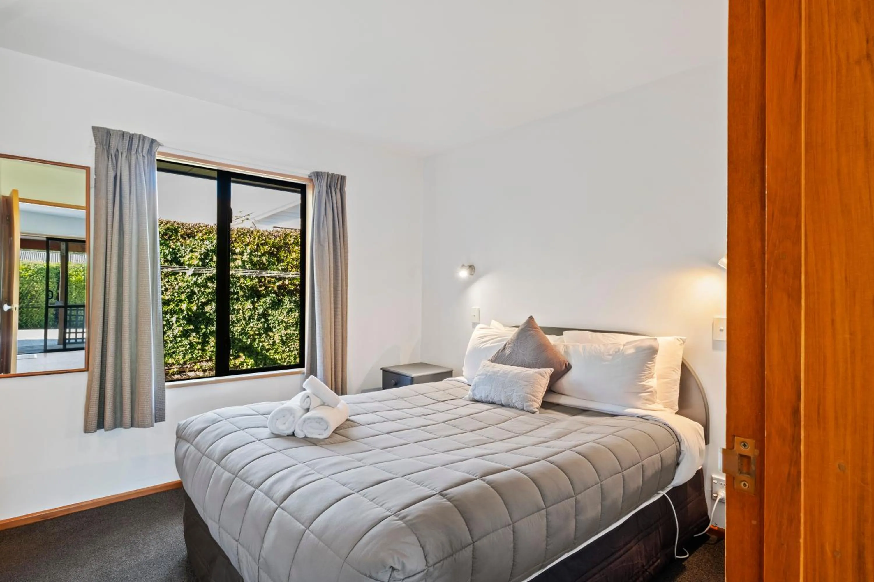 Bed in Alpine Garden Motel