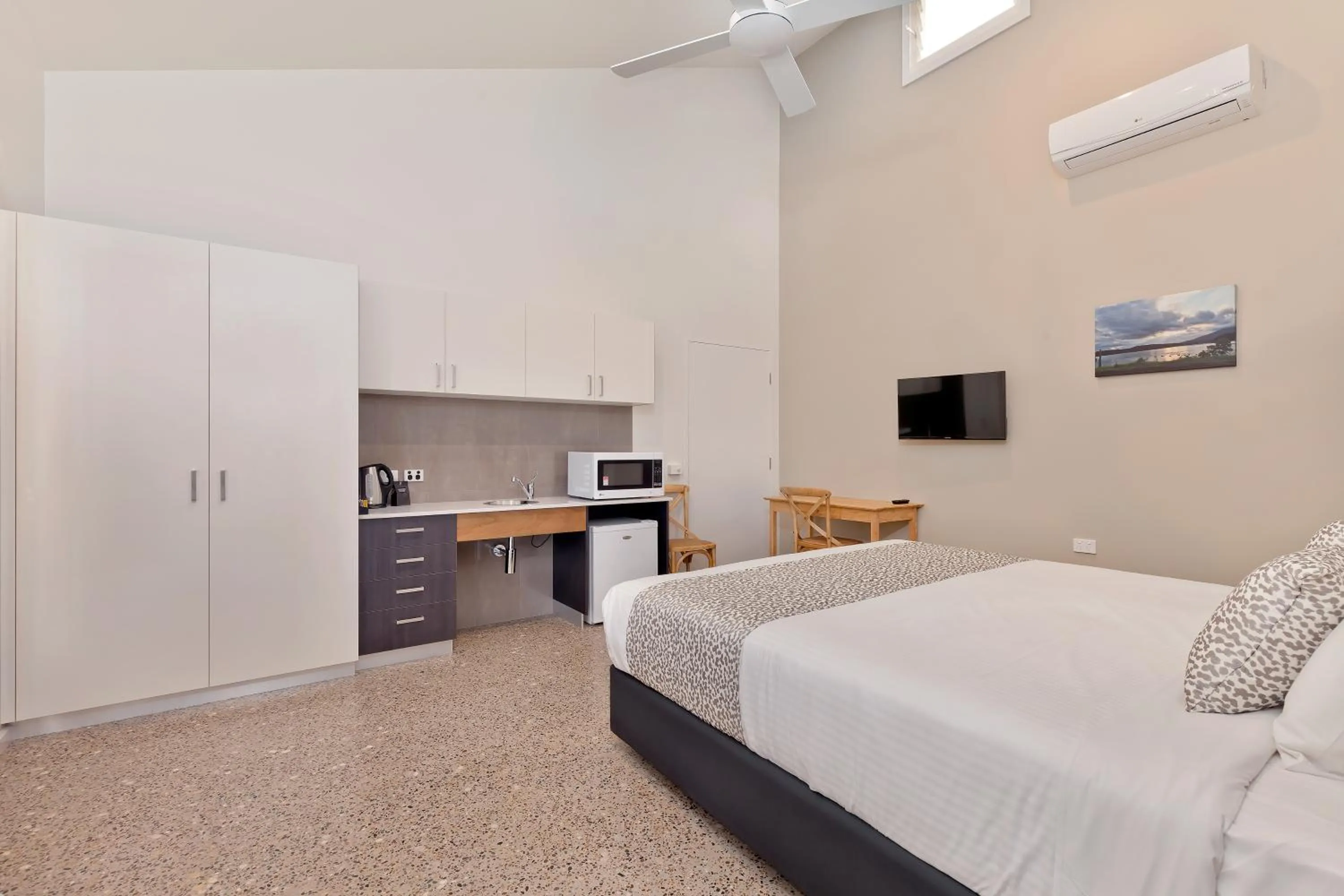 TV and multimedia, Bed in Tathra Beach House Holiday Apartments
