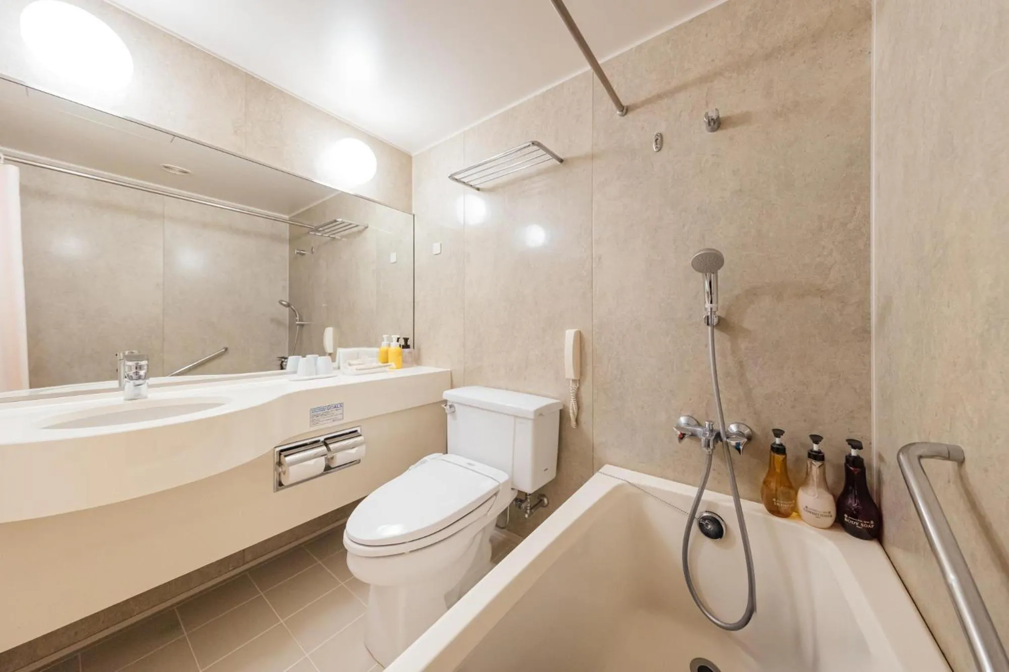 Shower in Kokusai 21 International Hotel