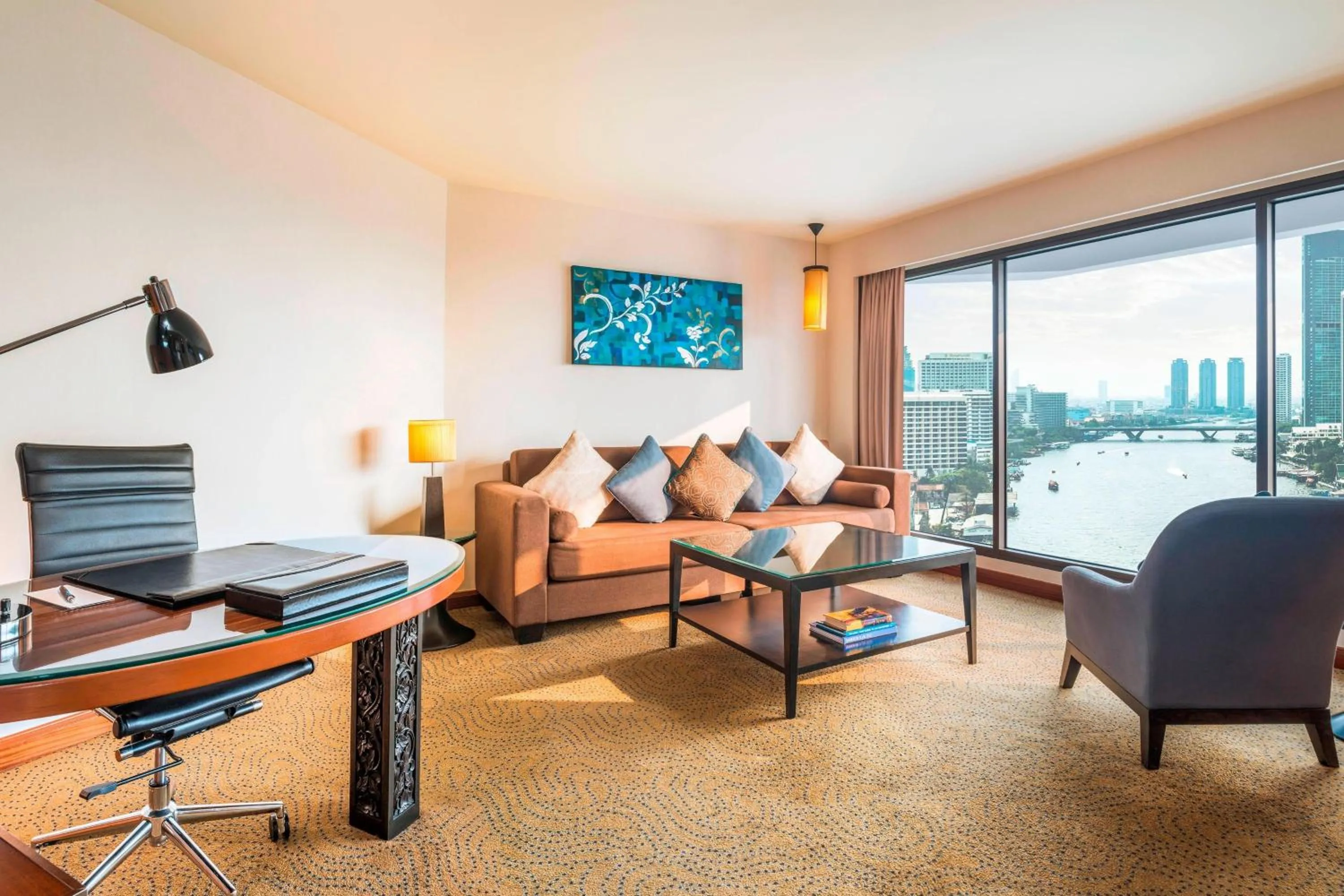 Living room in Royal Orchid Sheraton Riverside Hotel Bangkok