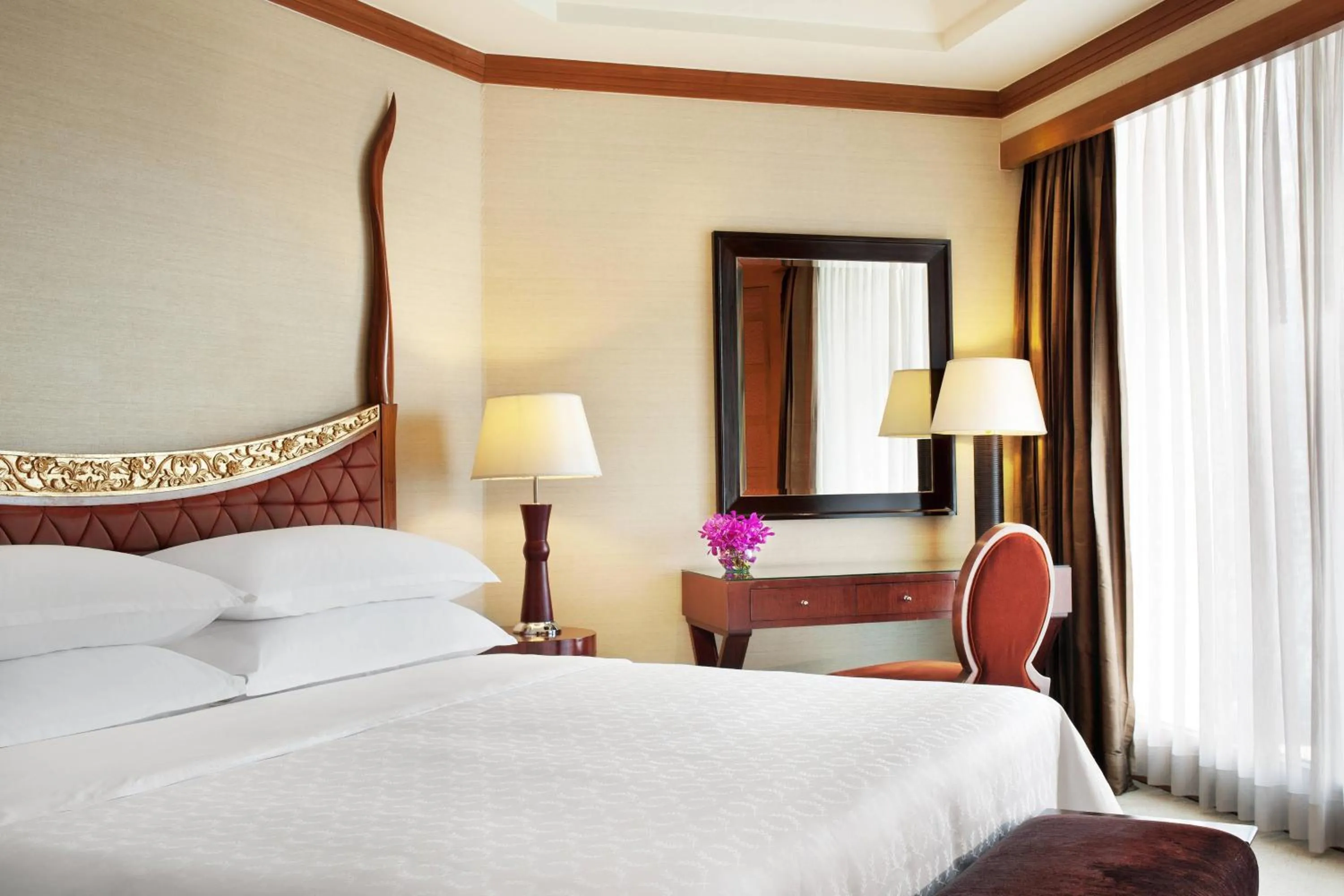 Bedroom, Bed in Royal Orchid Sheraton Riverside Hotel Bangkok