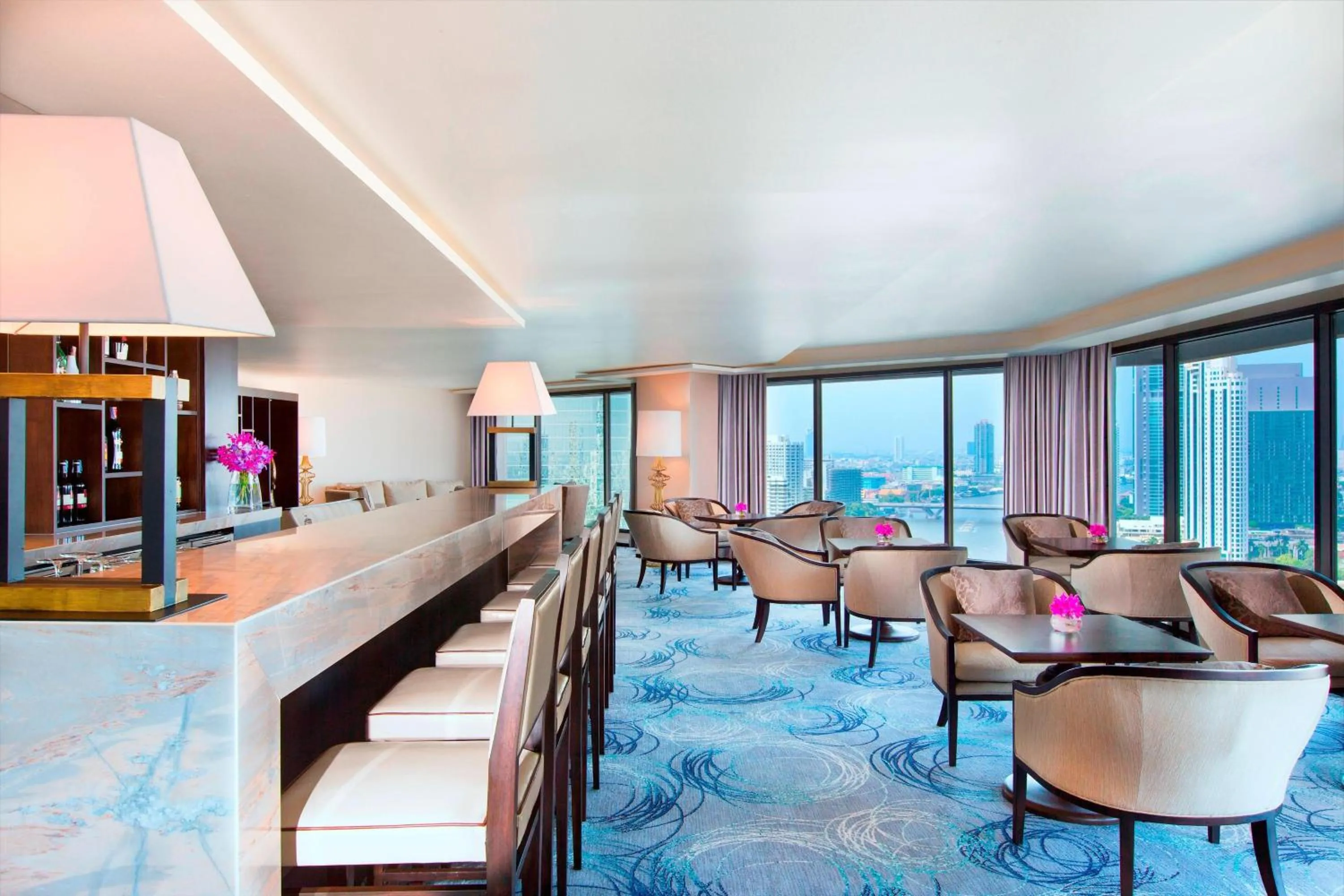 Lounge or bar in Royal Orchid Sheraton Riverside Hotel Bangkok