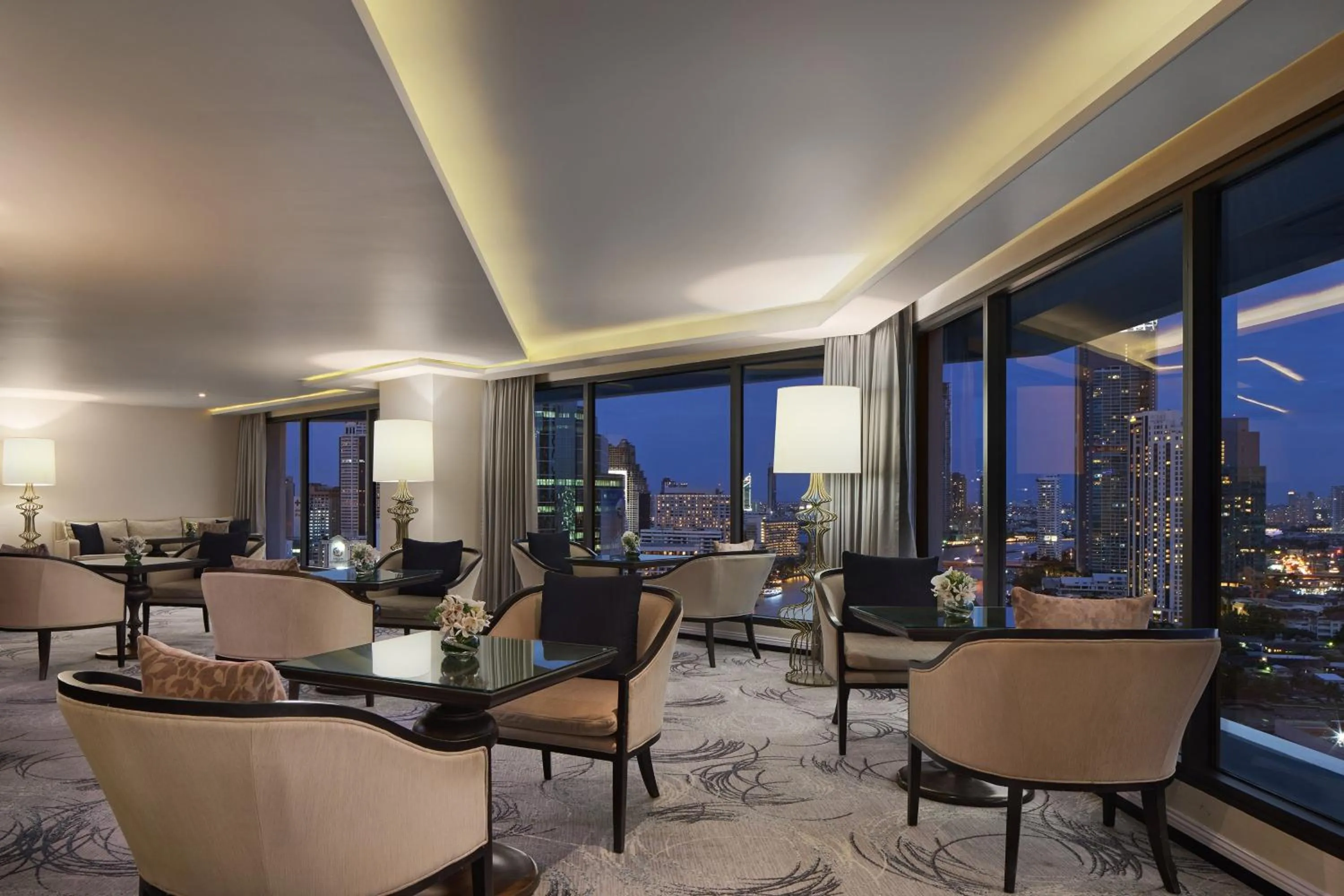 Lounge or bar in Royal Orchid Sheraton Riverside Hotel Bangkok