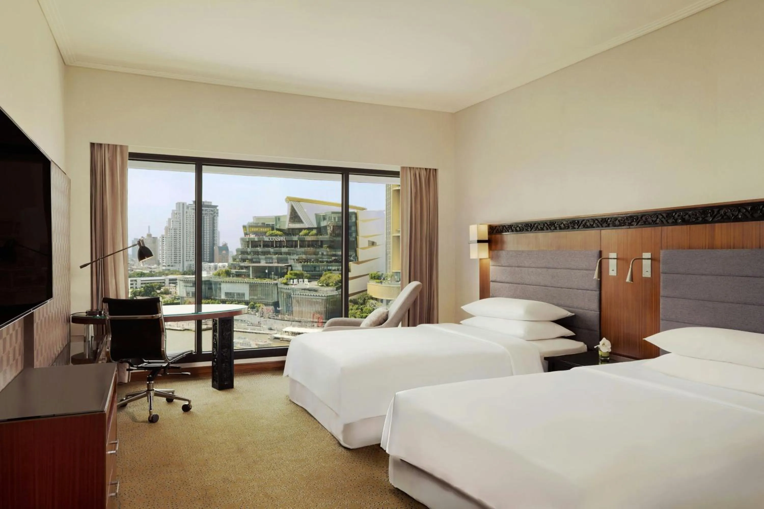 Photo of the whole room, Bed in Royal Orchid Sheraton Riverside Hotel Bangkok