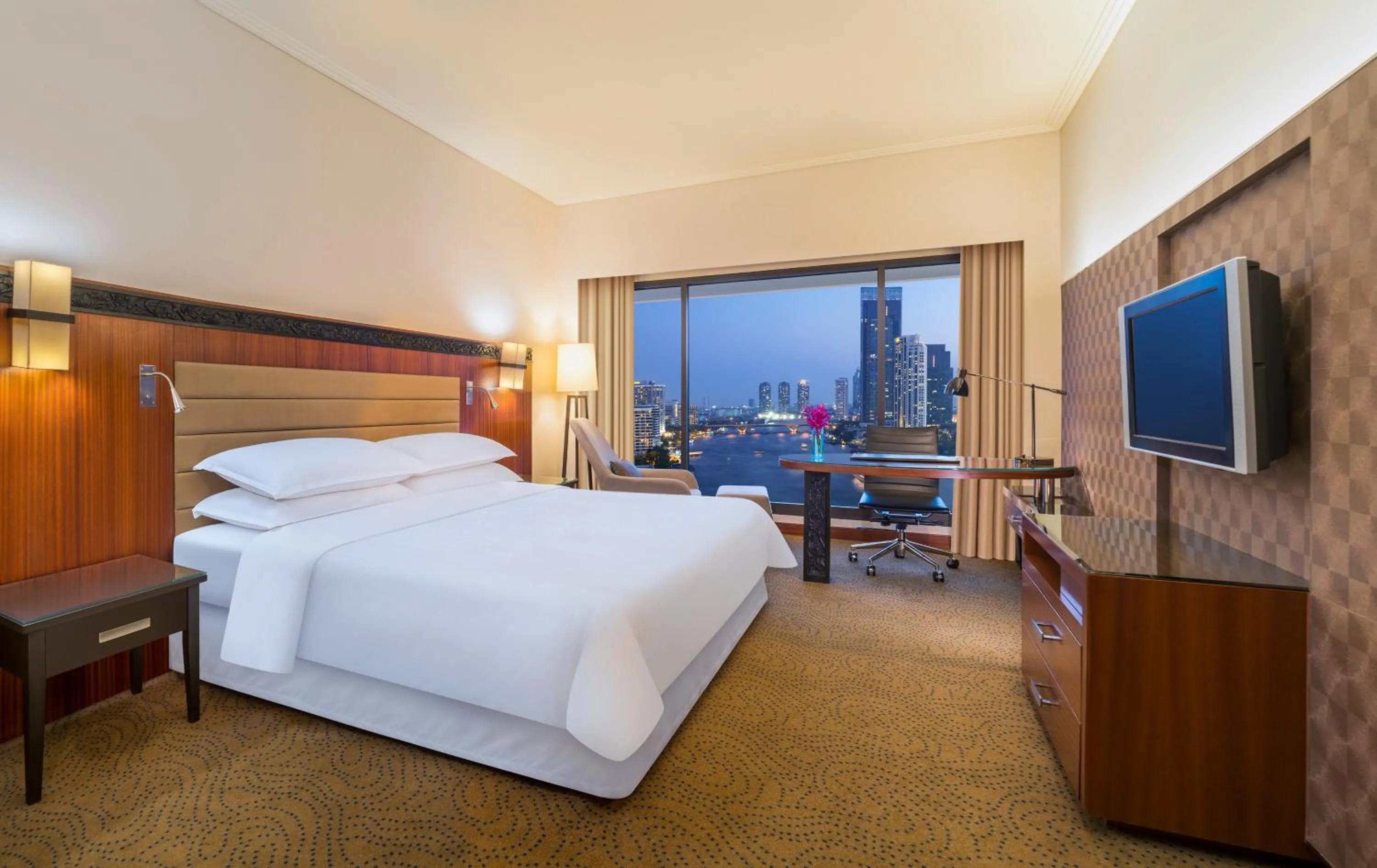 Bedroom, Bed in Royal Orchid Sheraton Riverside Hotel Bangkok