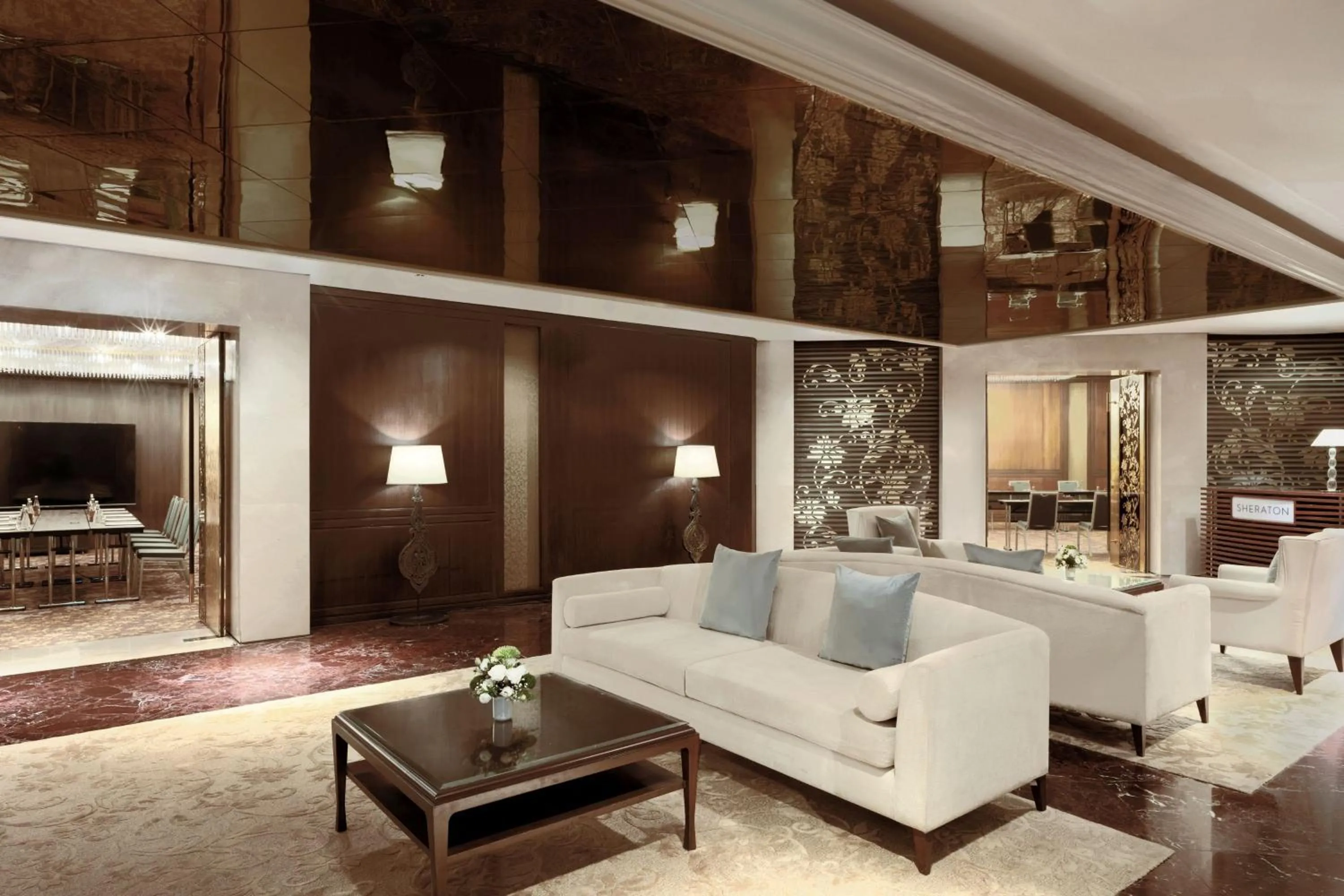 Lounge or bar in Royal Orchid Sheraton Riverside Hotel Bangkok