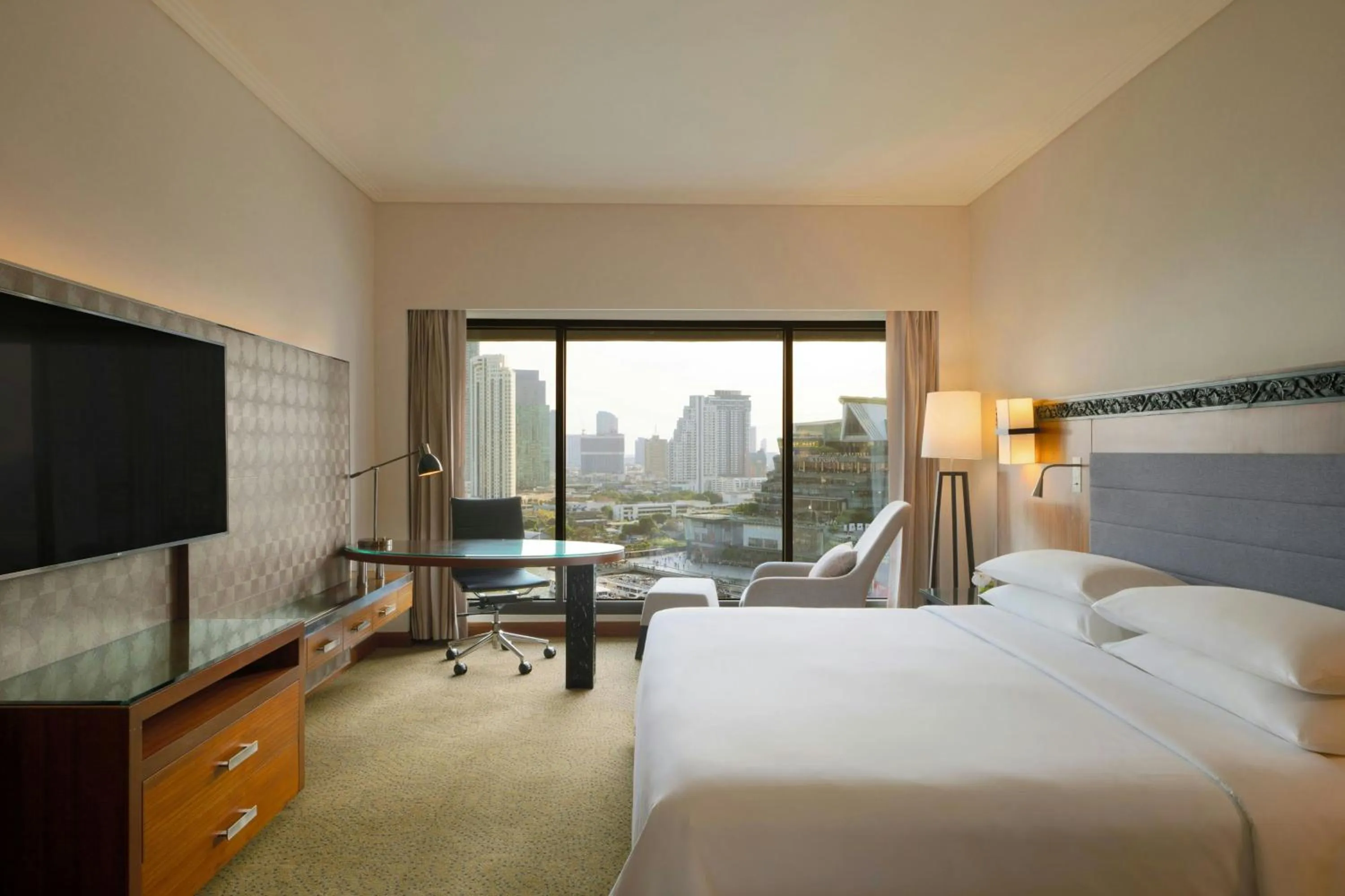 Photo of the whole room, Bed in Royal Orchid Sheraton Riverside Hotel Bangkok